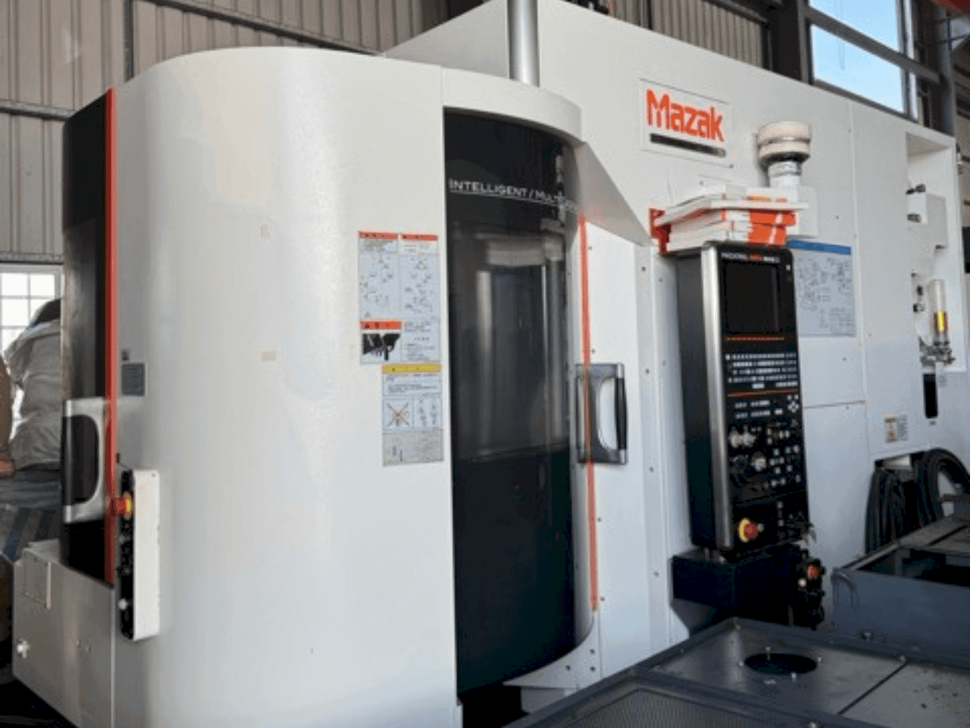 Vooraanzicht van Mazak VARIAXIS J-500 machine