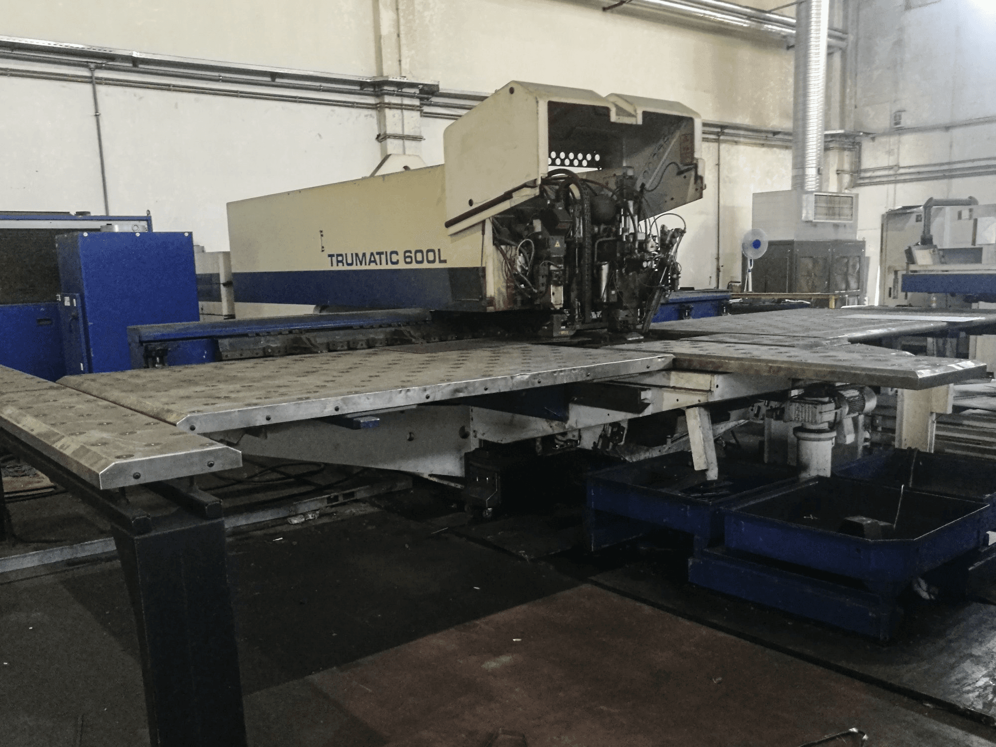 Links zicht van Trumpf Trumatic 600L machine