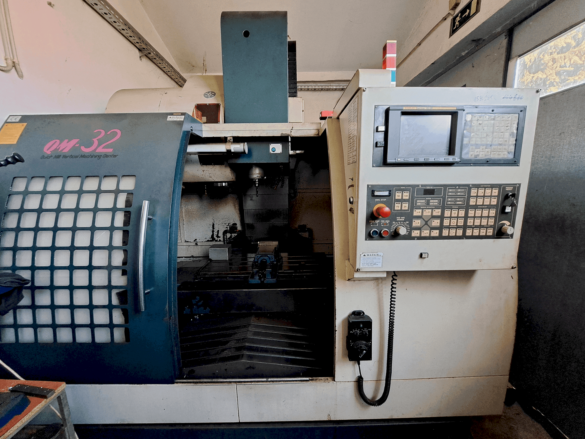 Vooraanzicht van Feeler QM-32 machine