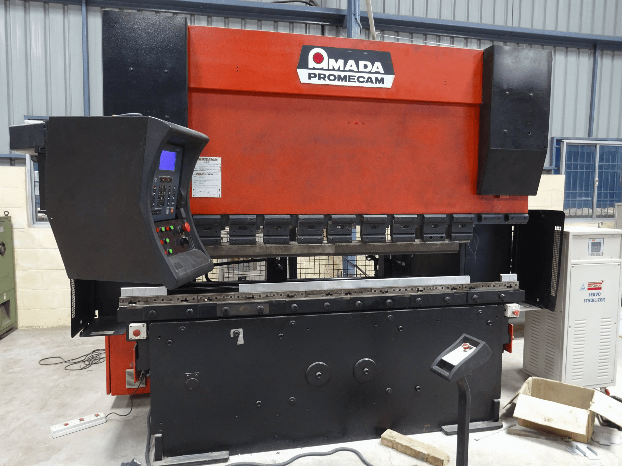 Vooraanzicht van AMADA HFBO Promecam machine