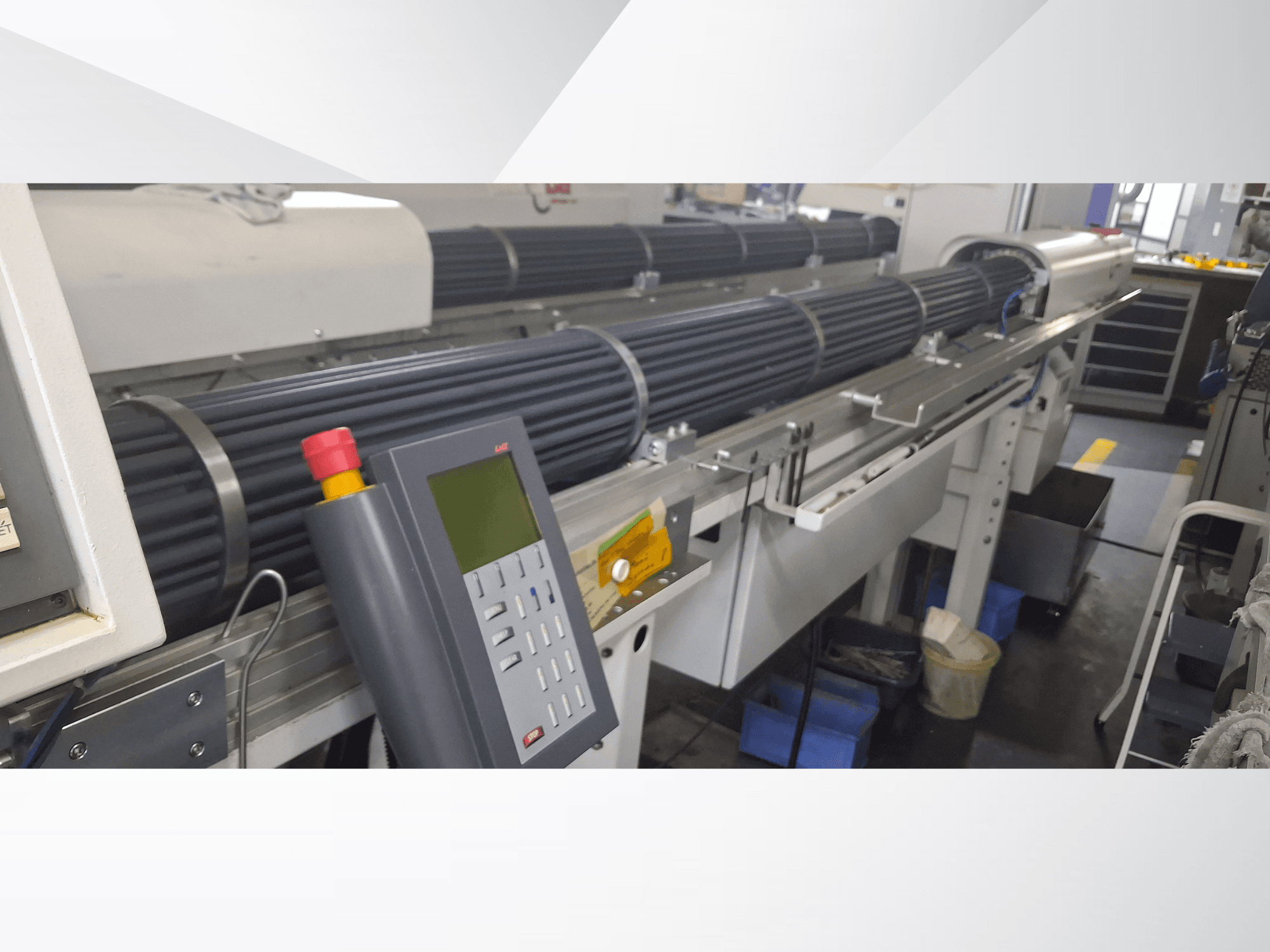 Zwitserse draaimachine TORNOS DECO 10a in vooraanzicht, met bedieningspaneel en roterende tonnen voor precisiebewerking.