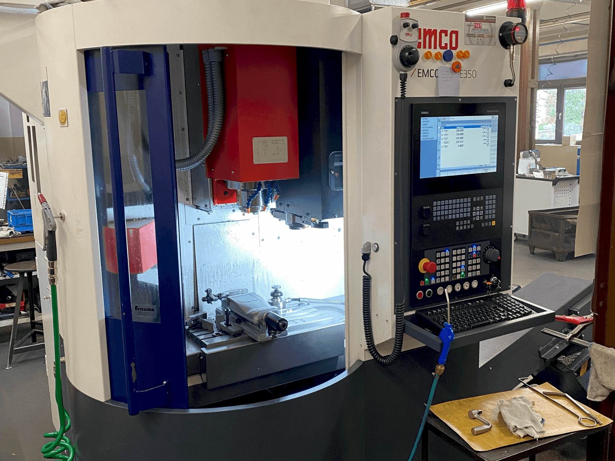 Vooraanzicht van EMCO Emcomill E350 machine