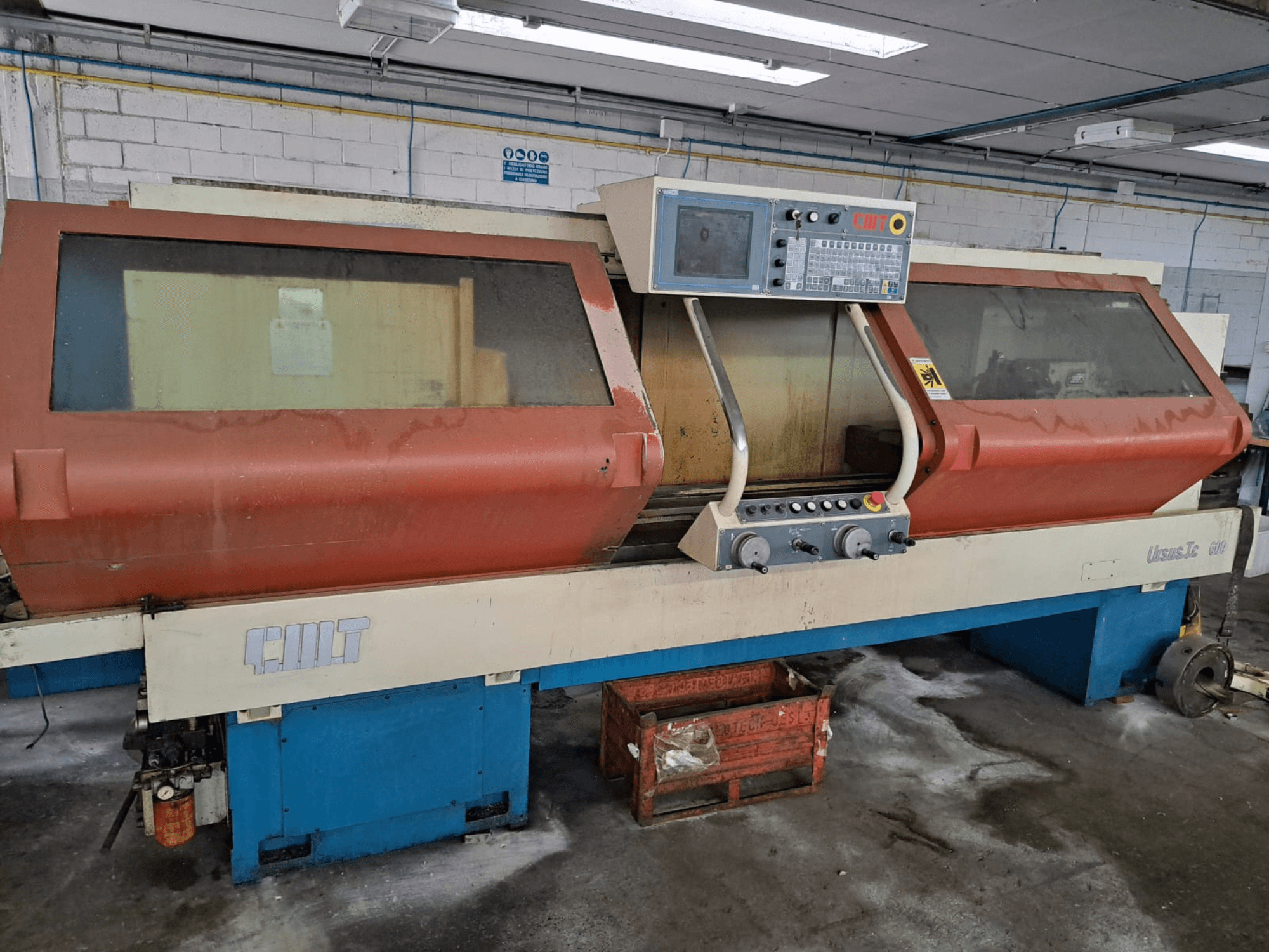 Horizontale draaimachine URSUS TC, vooraanzicht, met rode behuizing, bedieningspaneel en zichtbare gereedschapshouder.