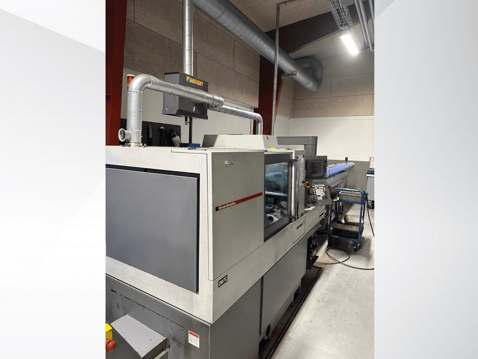 Industriële machines van het merk MVC, zijaanzicht met bedieningspaneel en leidingwerk zichtbaar, opgesteld in een fabrieksomgeving.