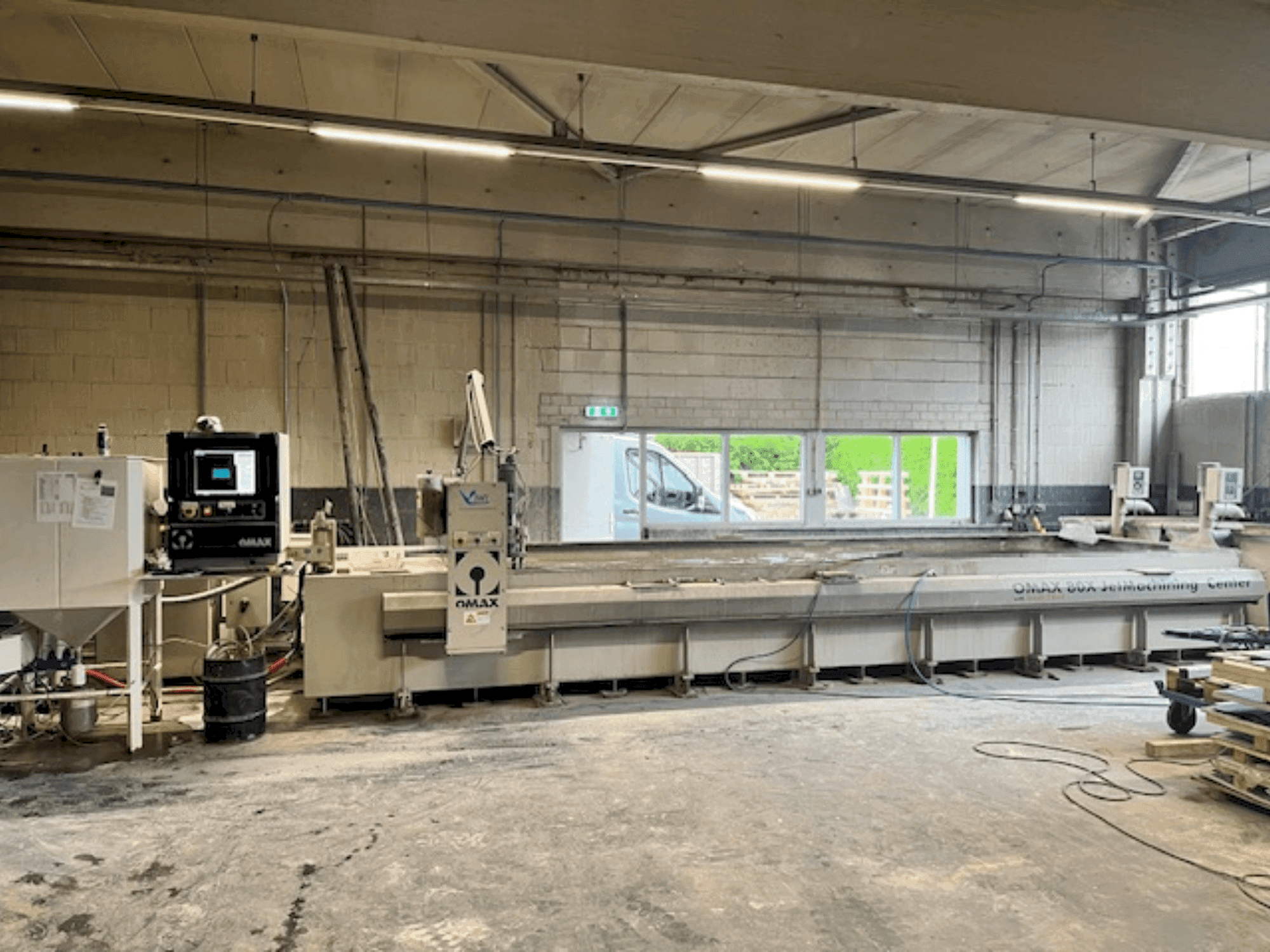 Vooraanzicht van OMAX 80X machine