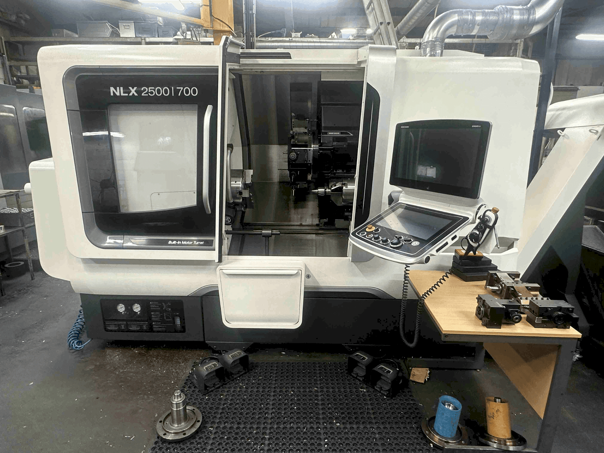 Vooraanzicht van DMG MORI NLX2500SY/700 machine