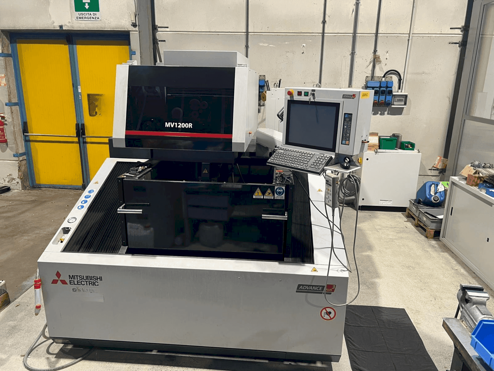 Vooraanzicht van Mitsubishi MV1200R machine