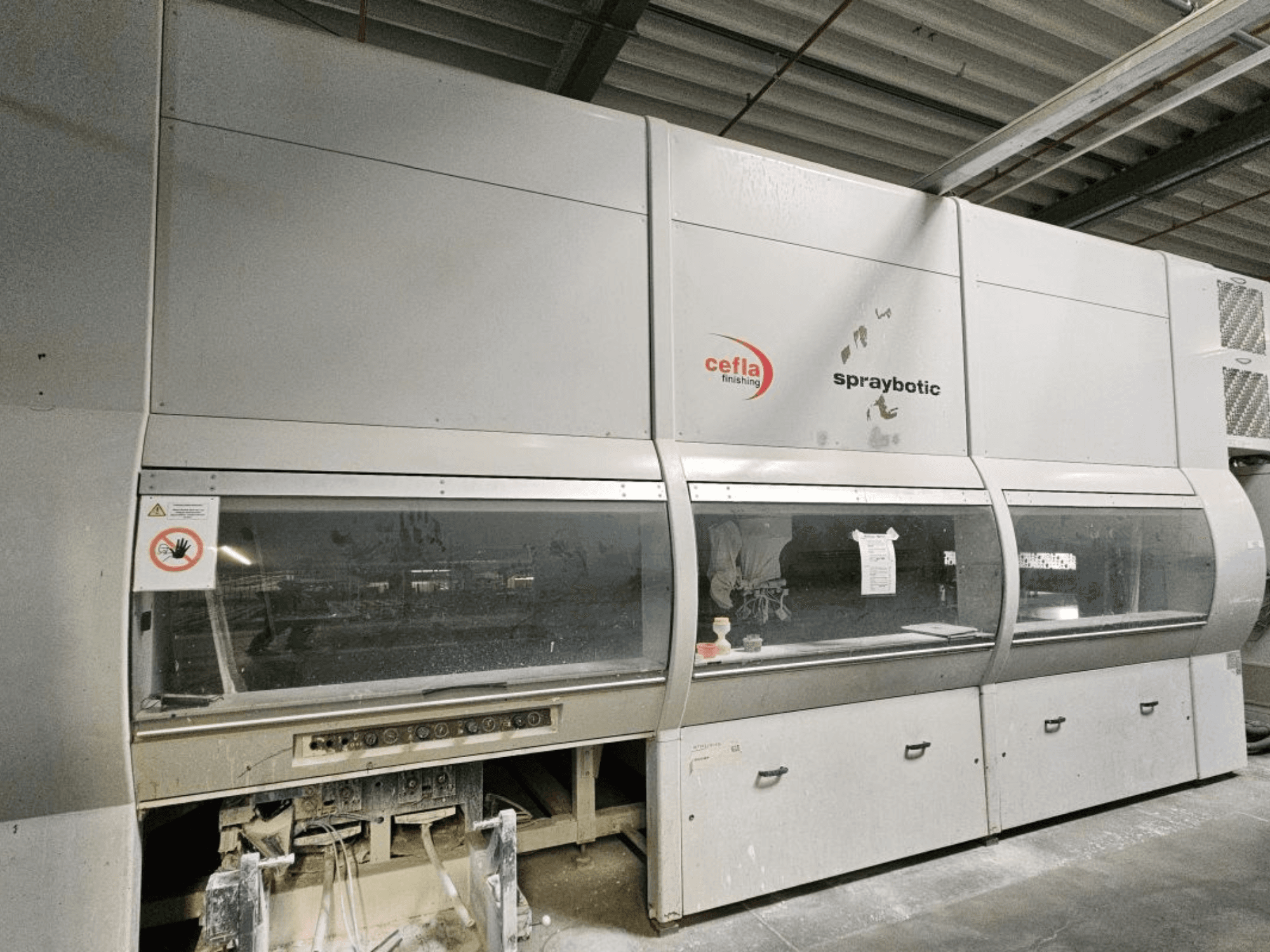 Cefla Spraybotic MD productielijn voor hout, vooraanzicht, met bedieningspaneel en duidelijke displayvensters.