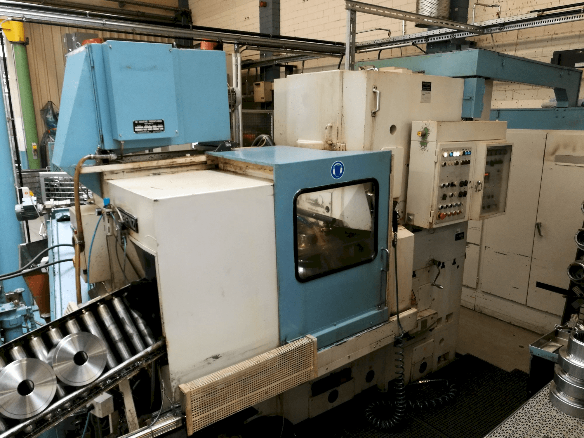 Vooraanzicht van LORENZ LS 302 machine
