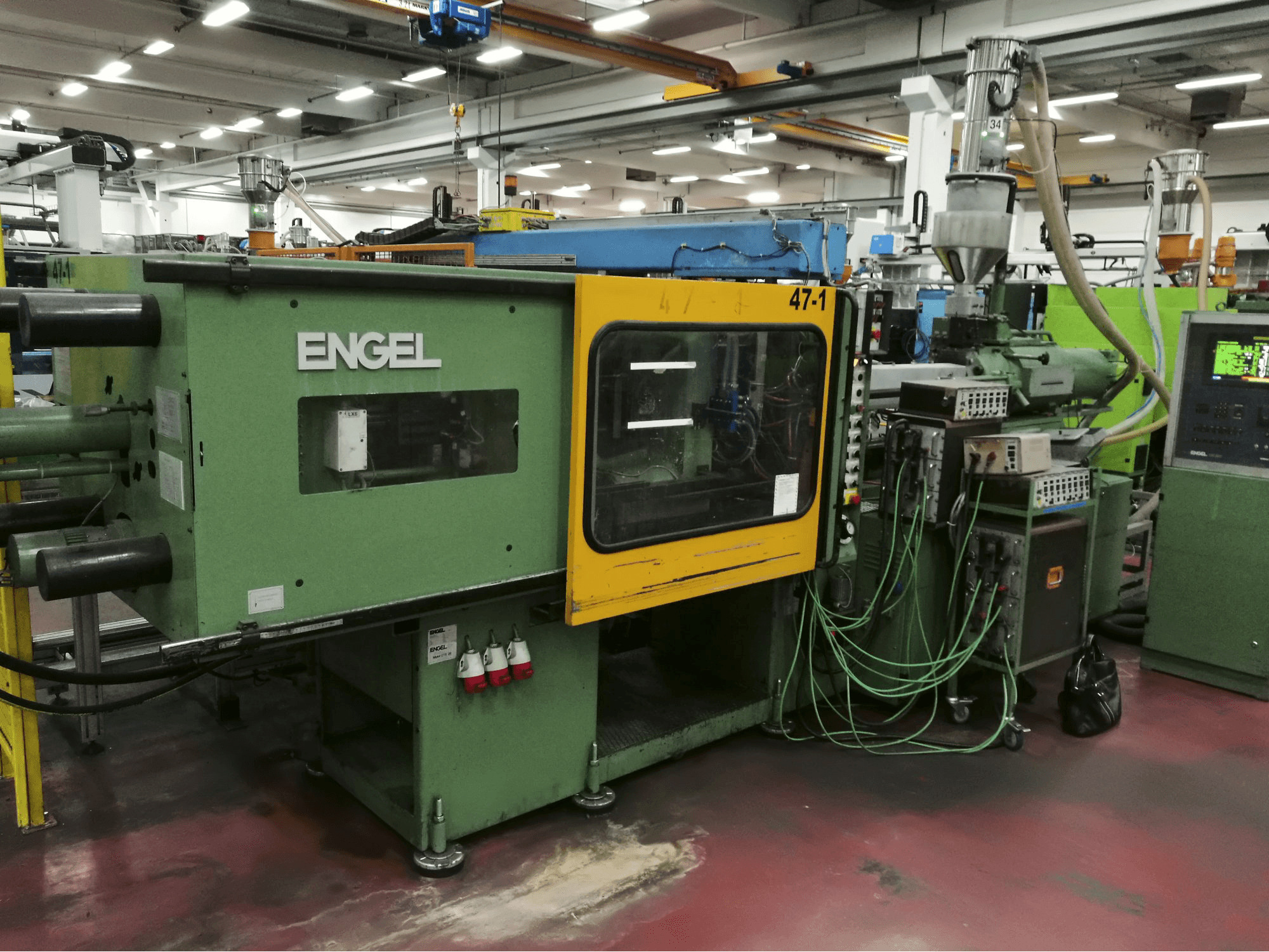 Links zicht van ENGEL ES 1300/200 machine