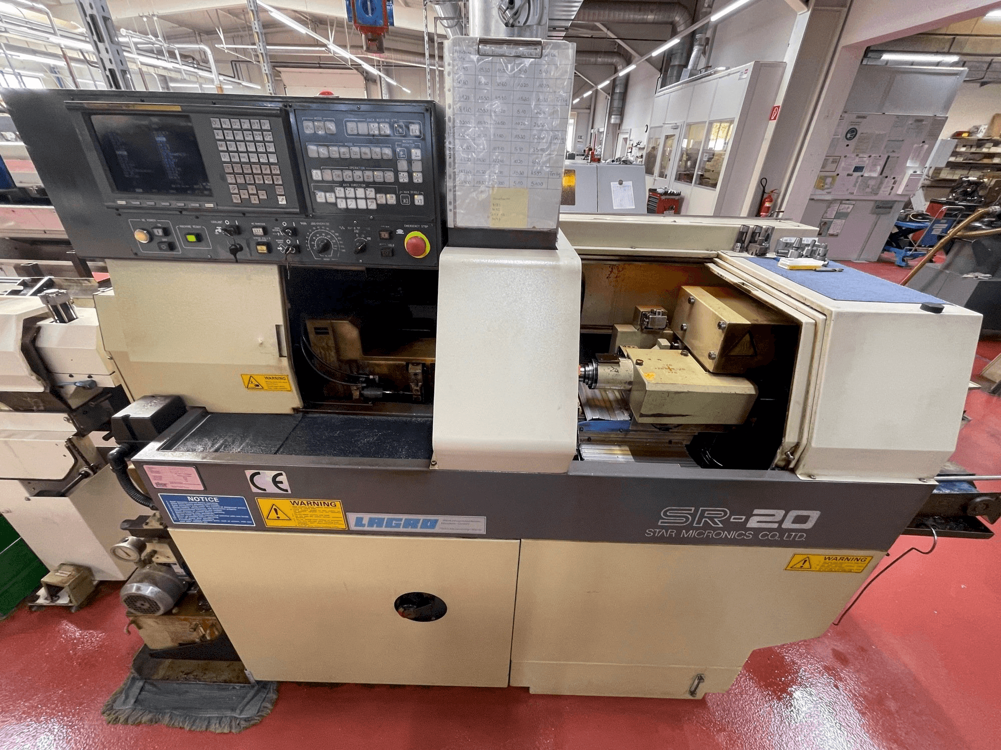 Vooraanzicht van Star SR-20 machine