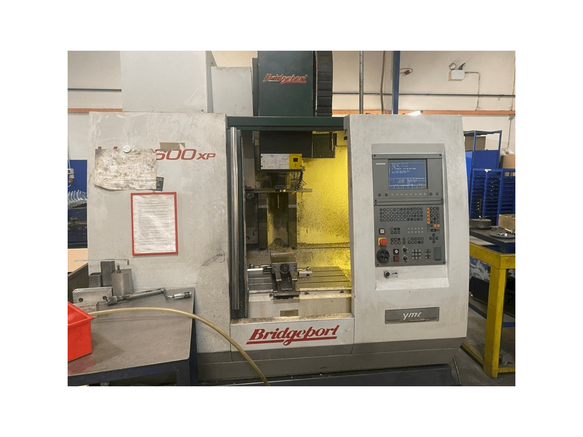 Vooraanzicht van Bridgeport VMC 600XP machine