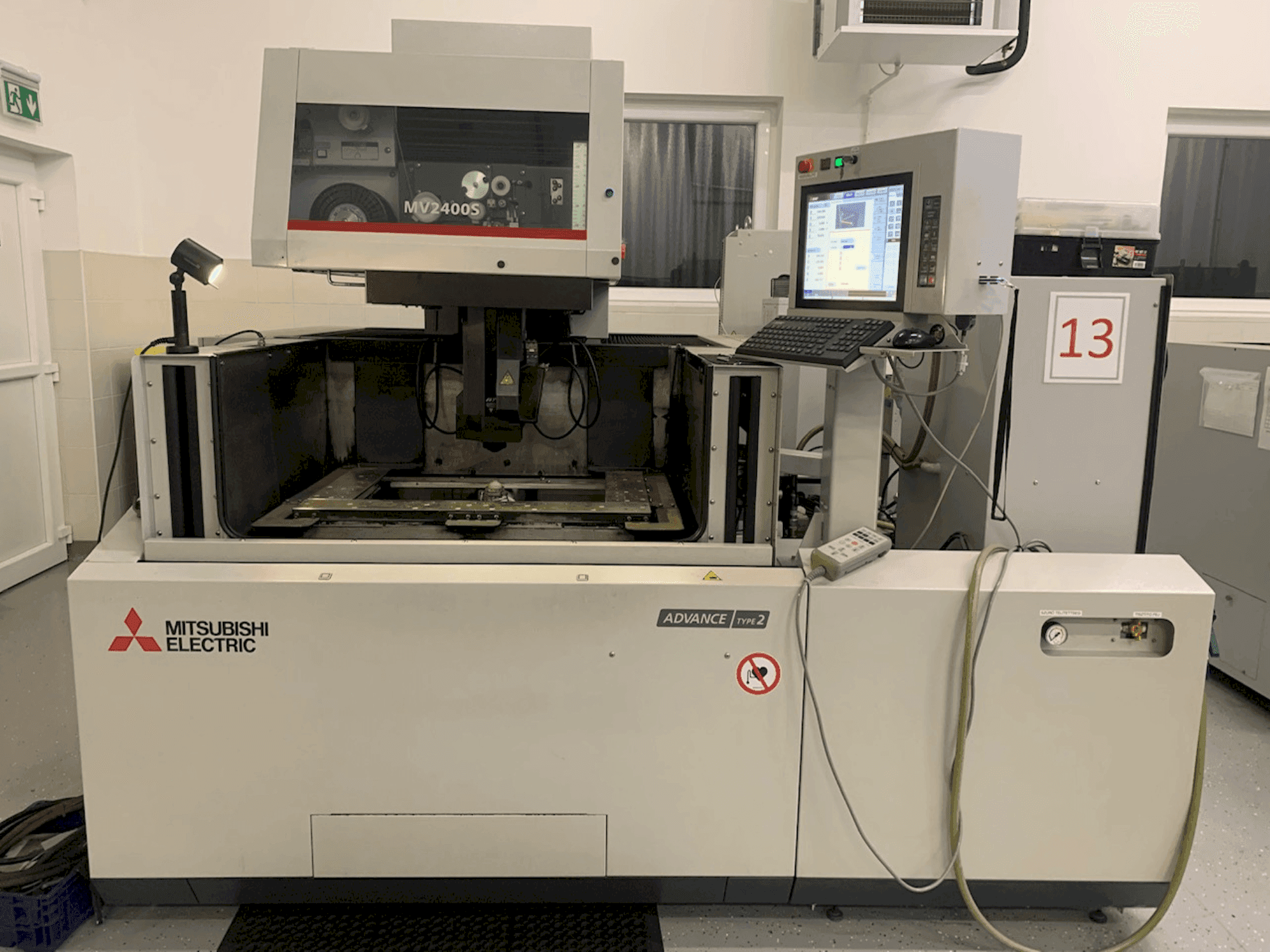 Vooraanzicht van Mitsubishi MV2400S machine