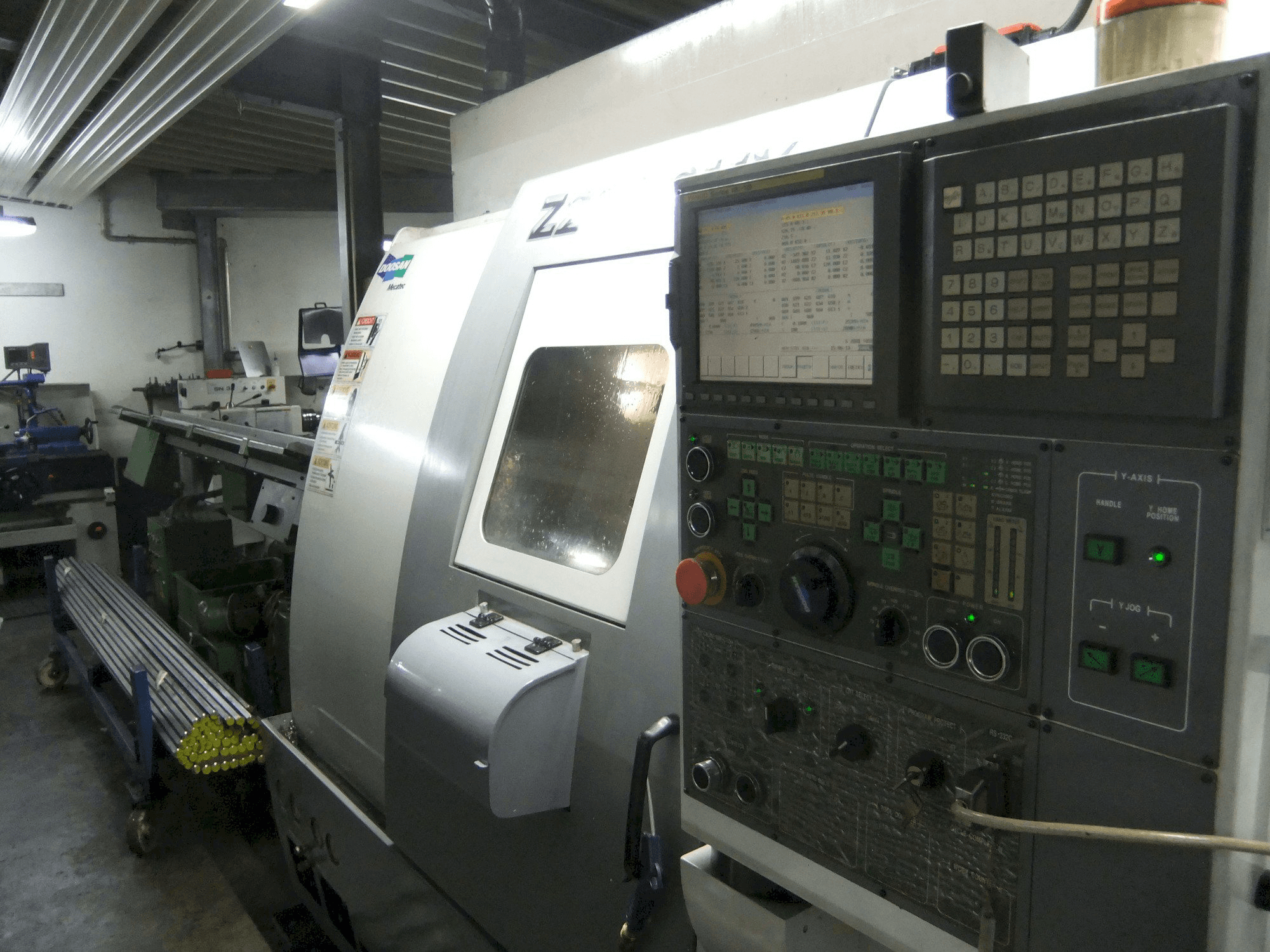 Recht aanzicht van Doosan Z290 SMY machine