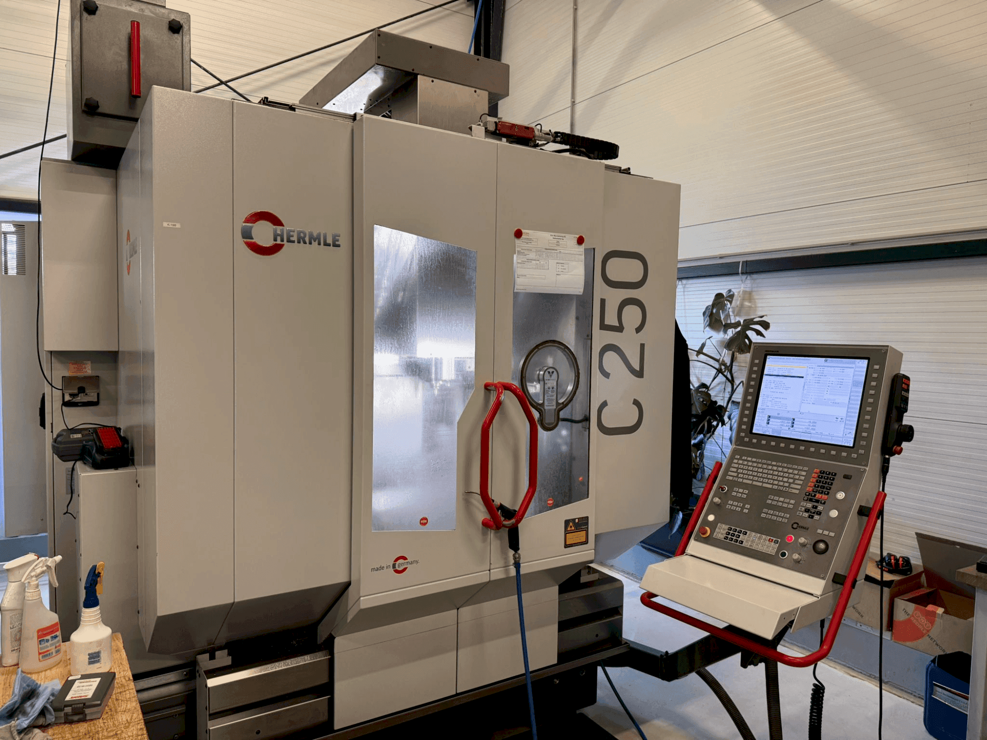 Vooraanzicht van HERMLE C 250 machine