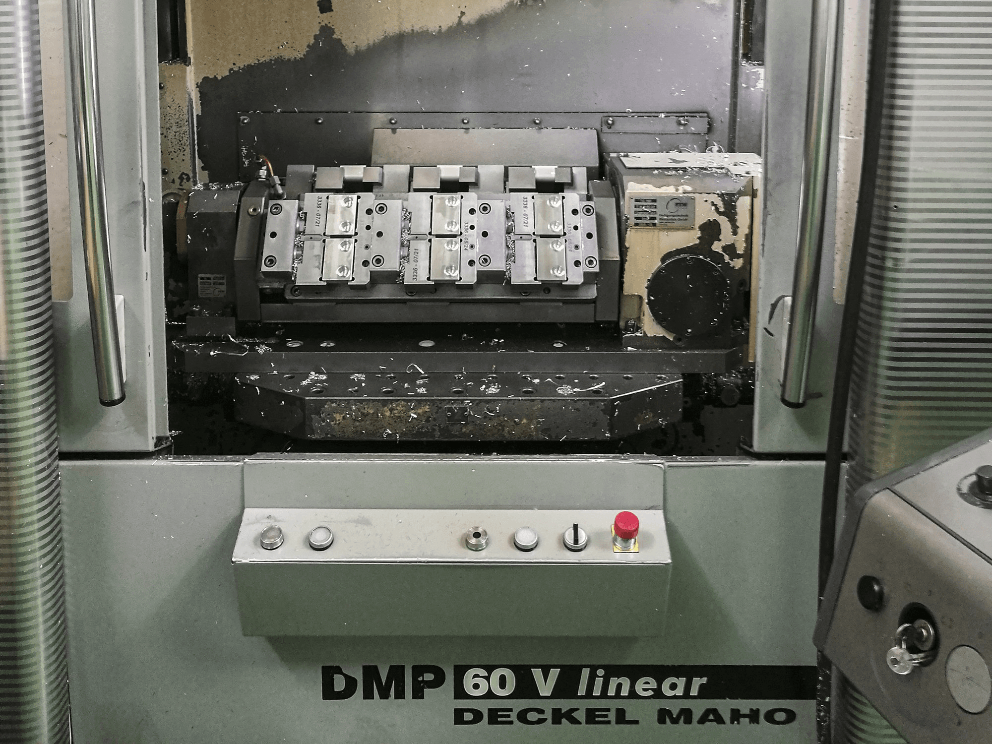 Vooraanzicht van DECKEL MAHO DMP 60 V linear machine