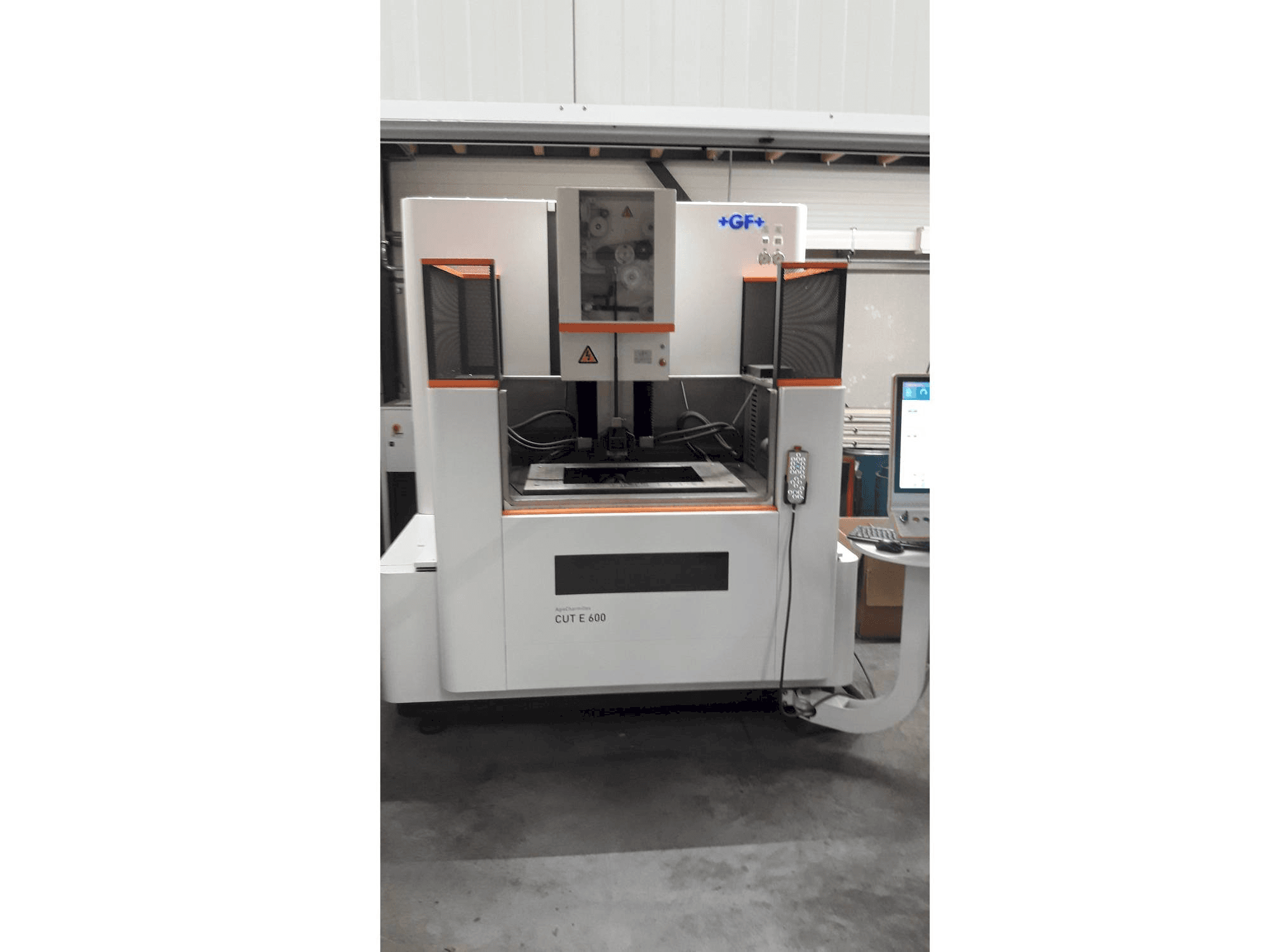 Vooraanzicht van GF AgieCharmilles EDM CUT E 600 machine
