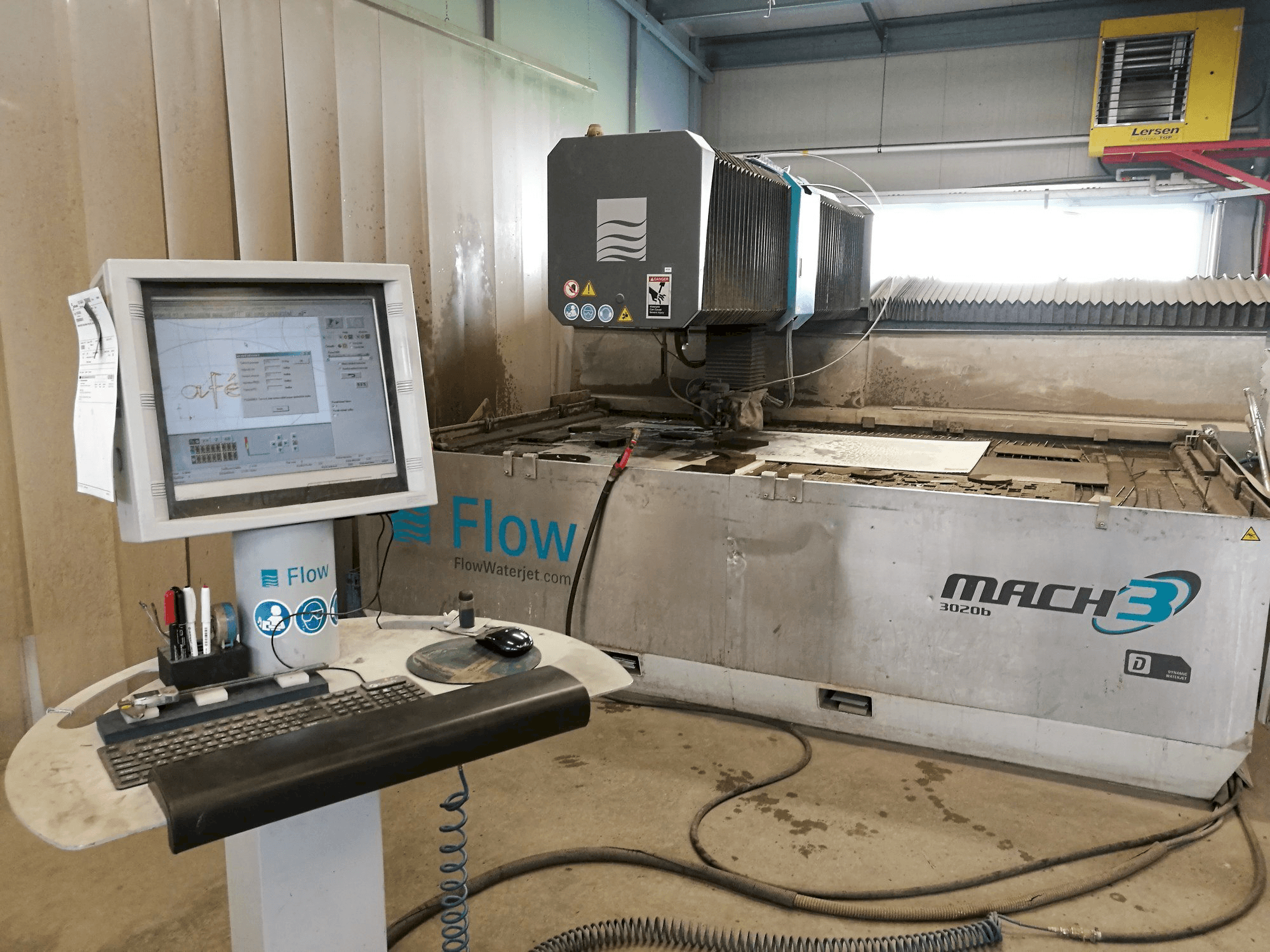 Vooraanzicht van Flow Mach3-3020b DWJ machine