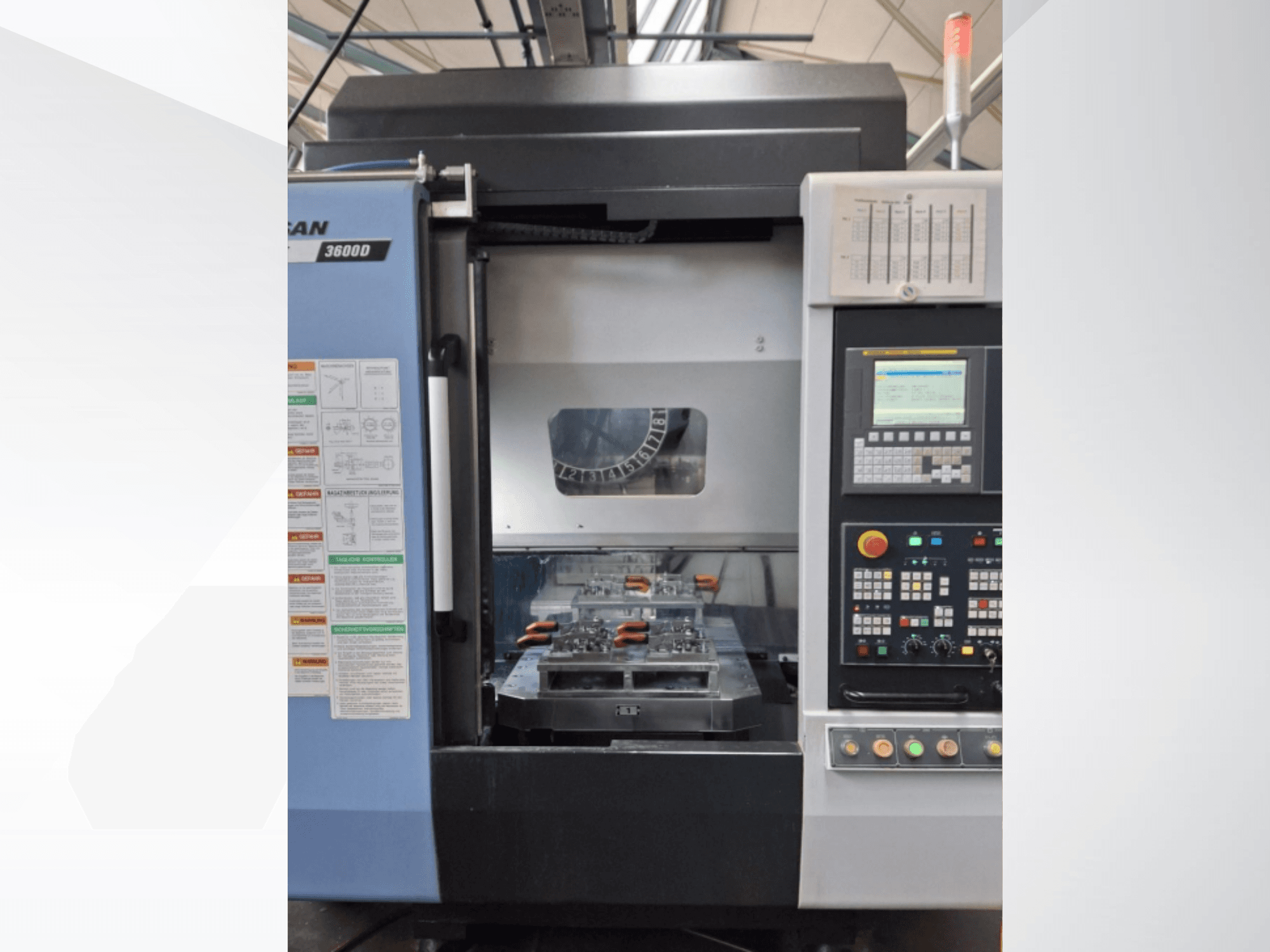DOOSAN T 3600 D verticale draaimachine in vooraanzicht, met het bedieningspaneel en het werkgebied met gereedschappen.