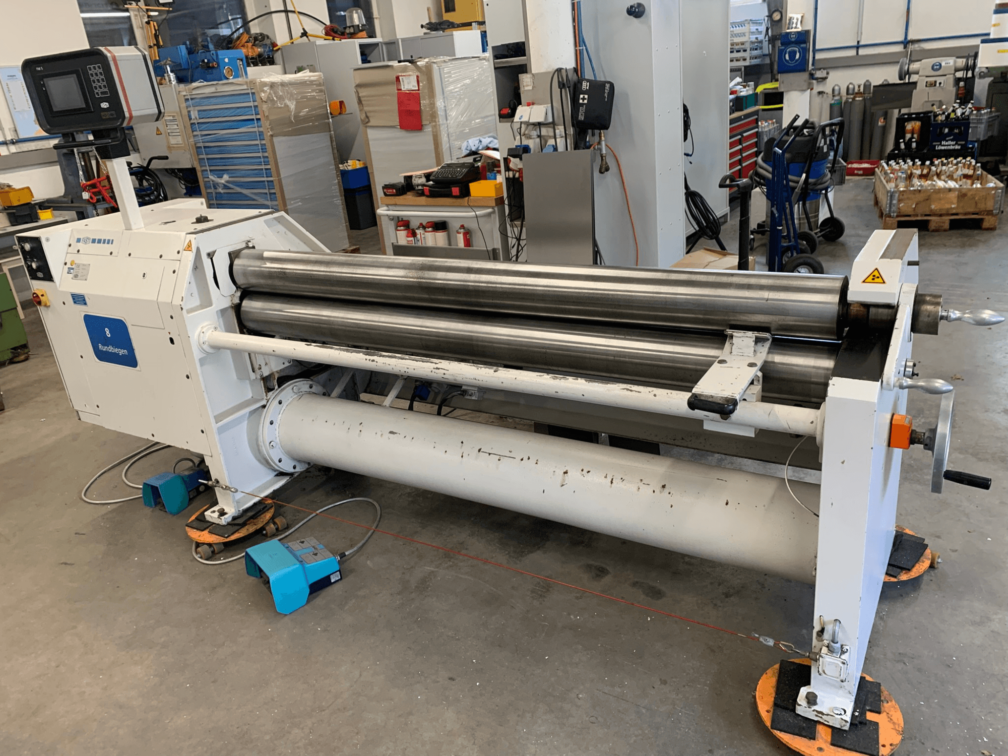 Plaatwalsmachine FASTI model 136-20-4.5, gezien vanuit de zijkant, met zilverkleurige walsen en bedieningspaneel.