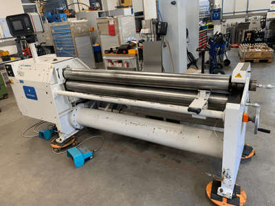 Plaatwalsmachine FASTI model 136-20-4.5, gezien vanuit de zijkant, met zilverkleurige walsen en bedieningspaneel.