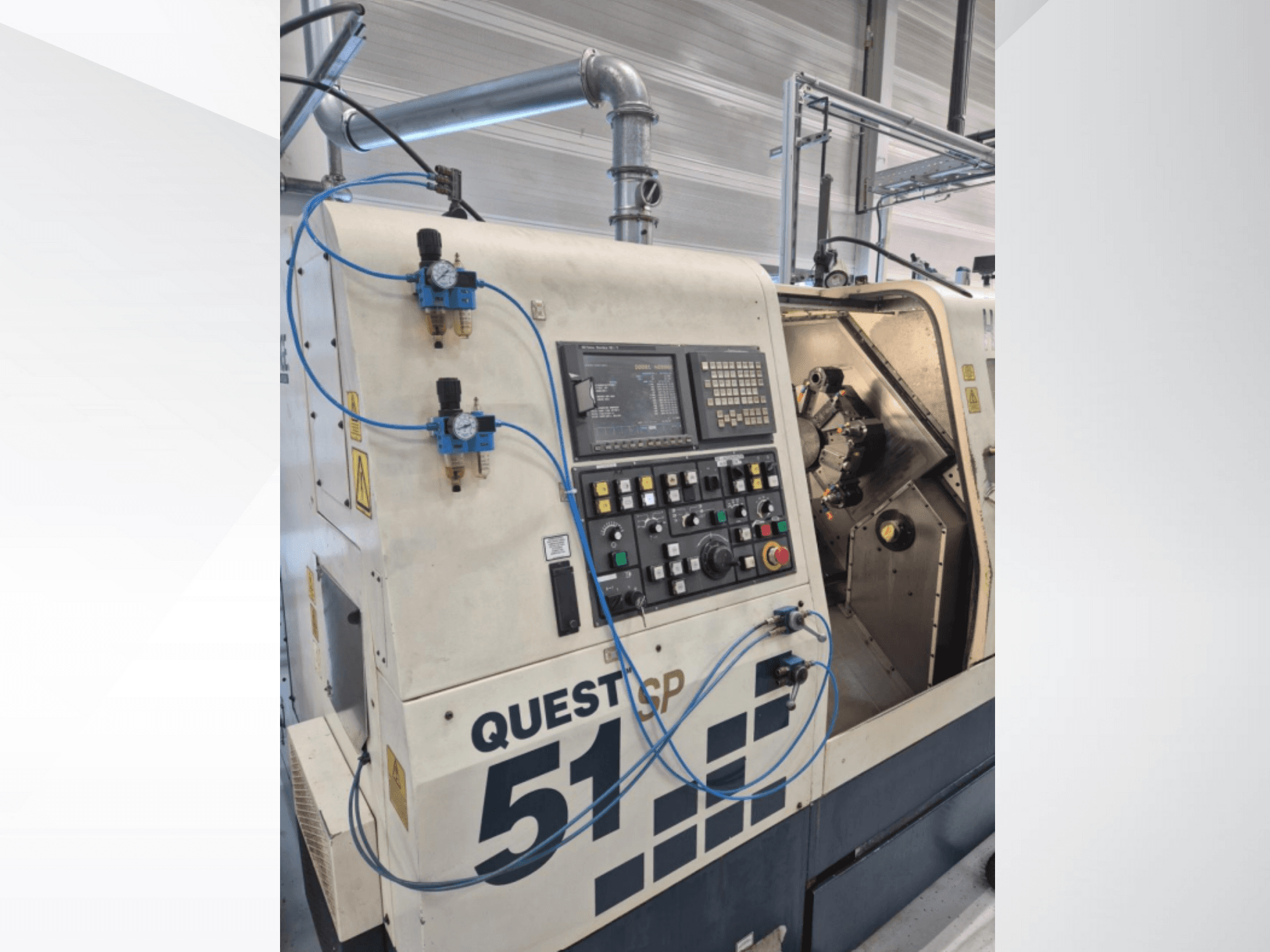 Questcp 51 CNC machine vooraanzicht, bedieningspaneel met knoppen en display, pneumatische bediening, industrieel ontwerp.