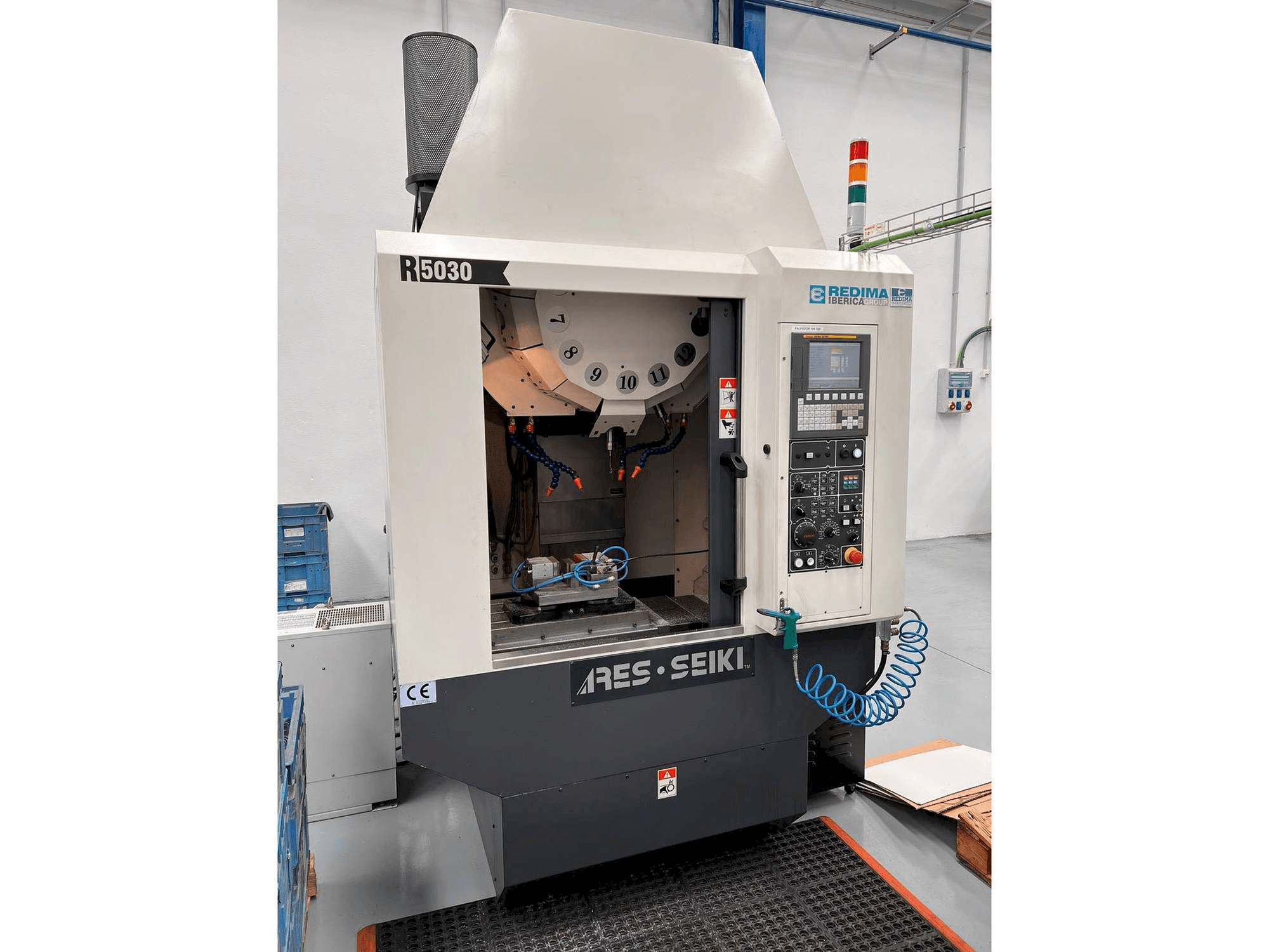 Vooraanzicht van ARES-SEIKI R5030 machine