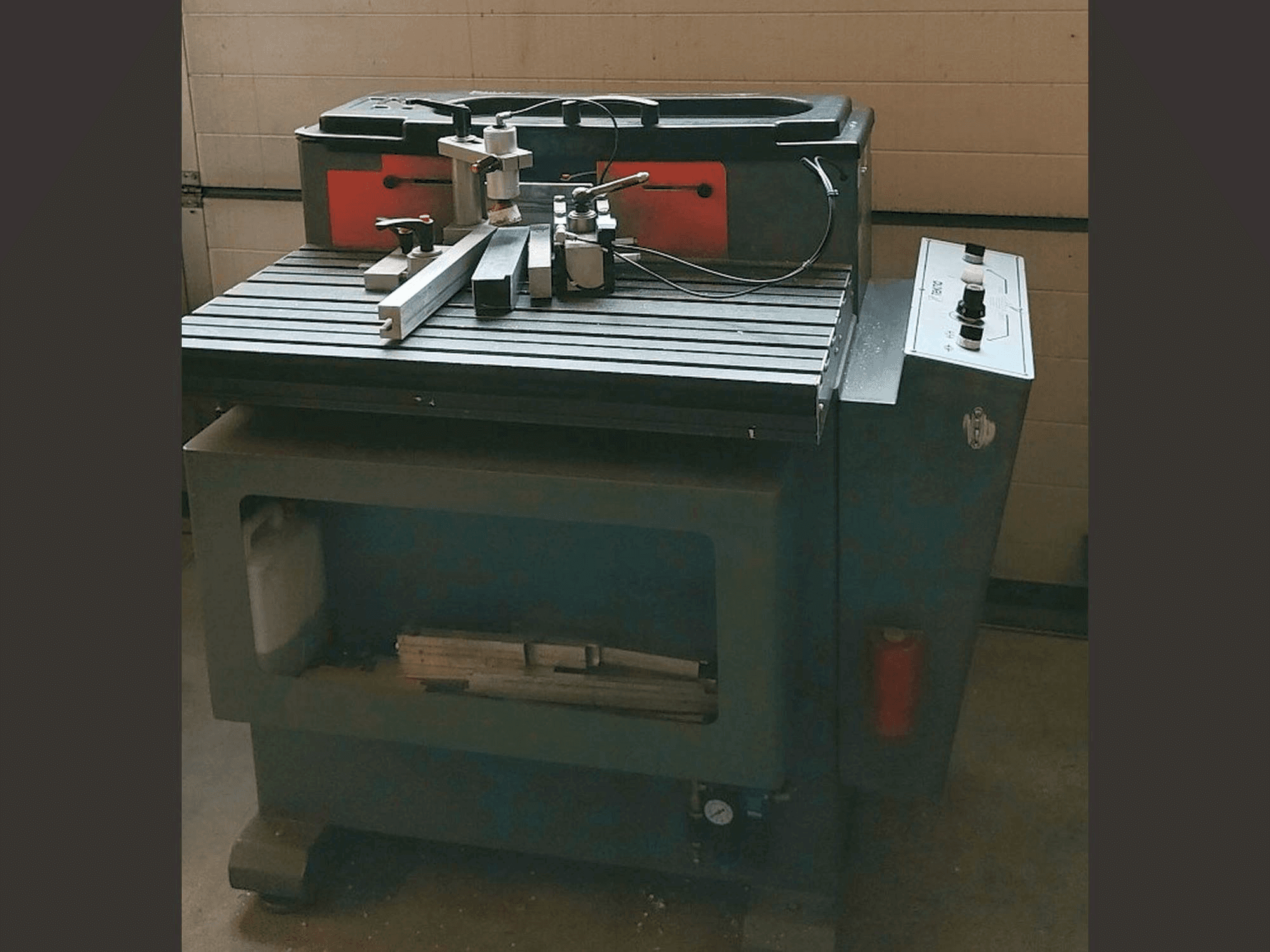 Linkerzijdeaanzicht van Tekna TK661 machine