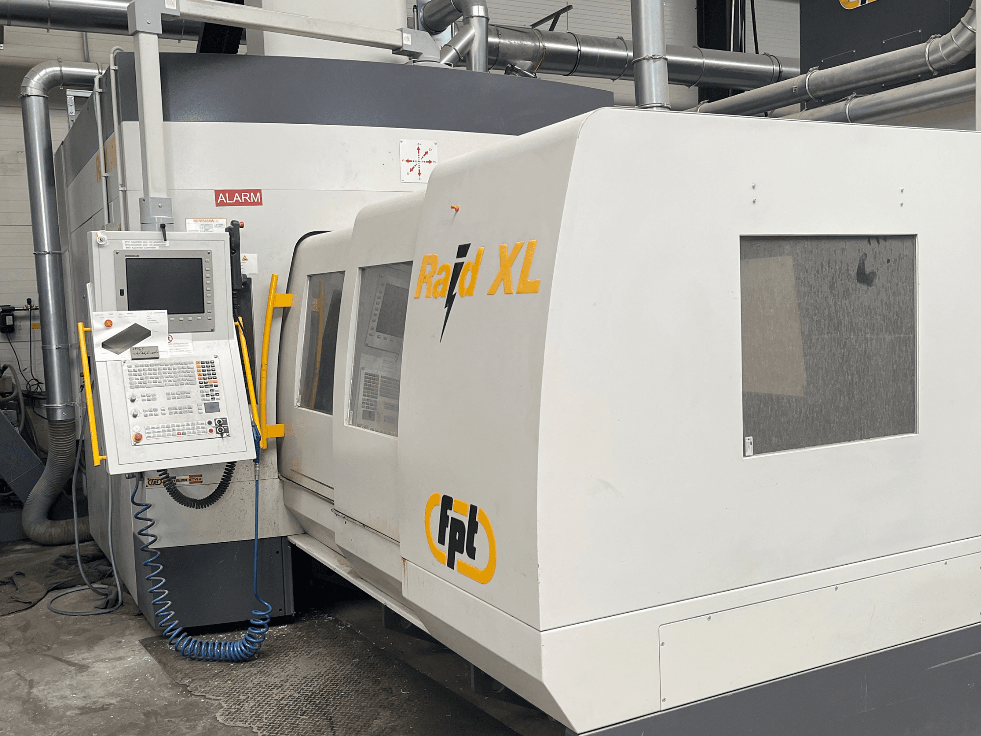 FPT Raid XL-portalfreesmachine in vooraanzicht met bedieningspaneel, waarbij het industriële ontwerp en de functionele kenmerken goed tot hun recht komen.