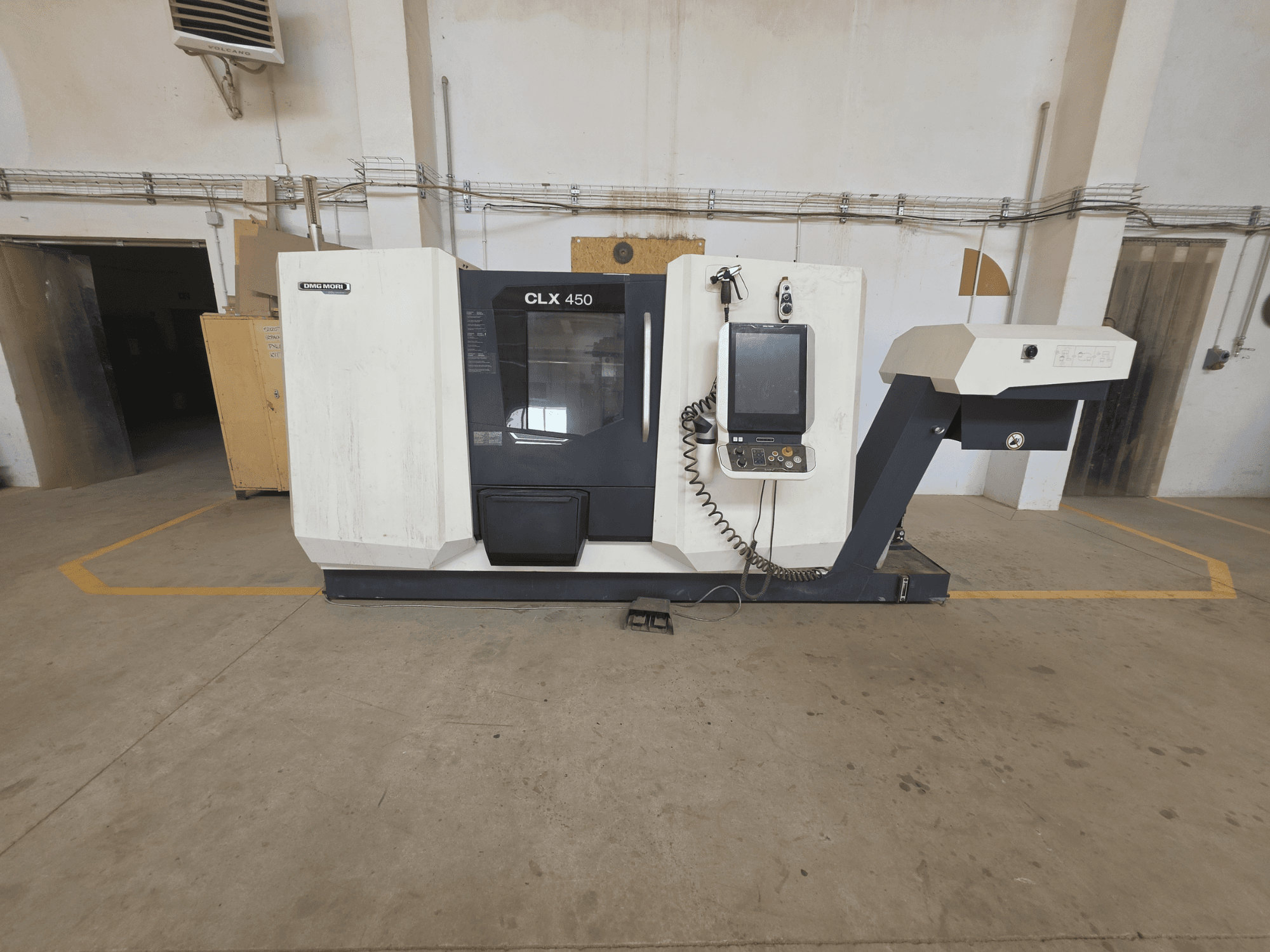 Horizontaal zicht op de DMG MORI CLX 450 V4 draaimachine, met bedieningspaneel, spindelgebied en schone industriële omgeving.