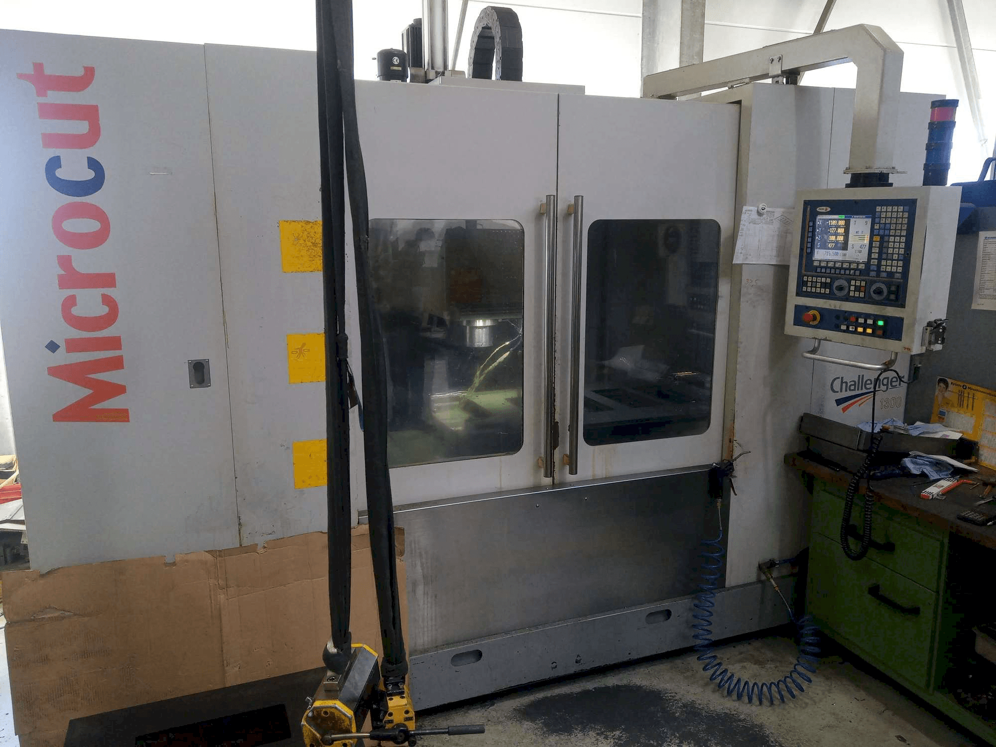 Vooraanzicht van Micromill VMC 1300 machine