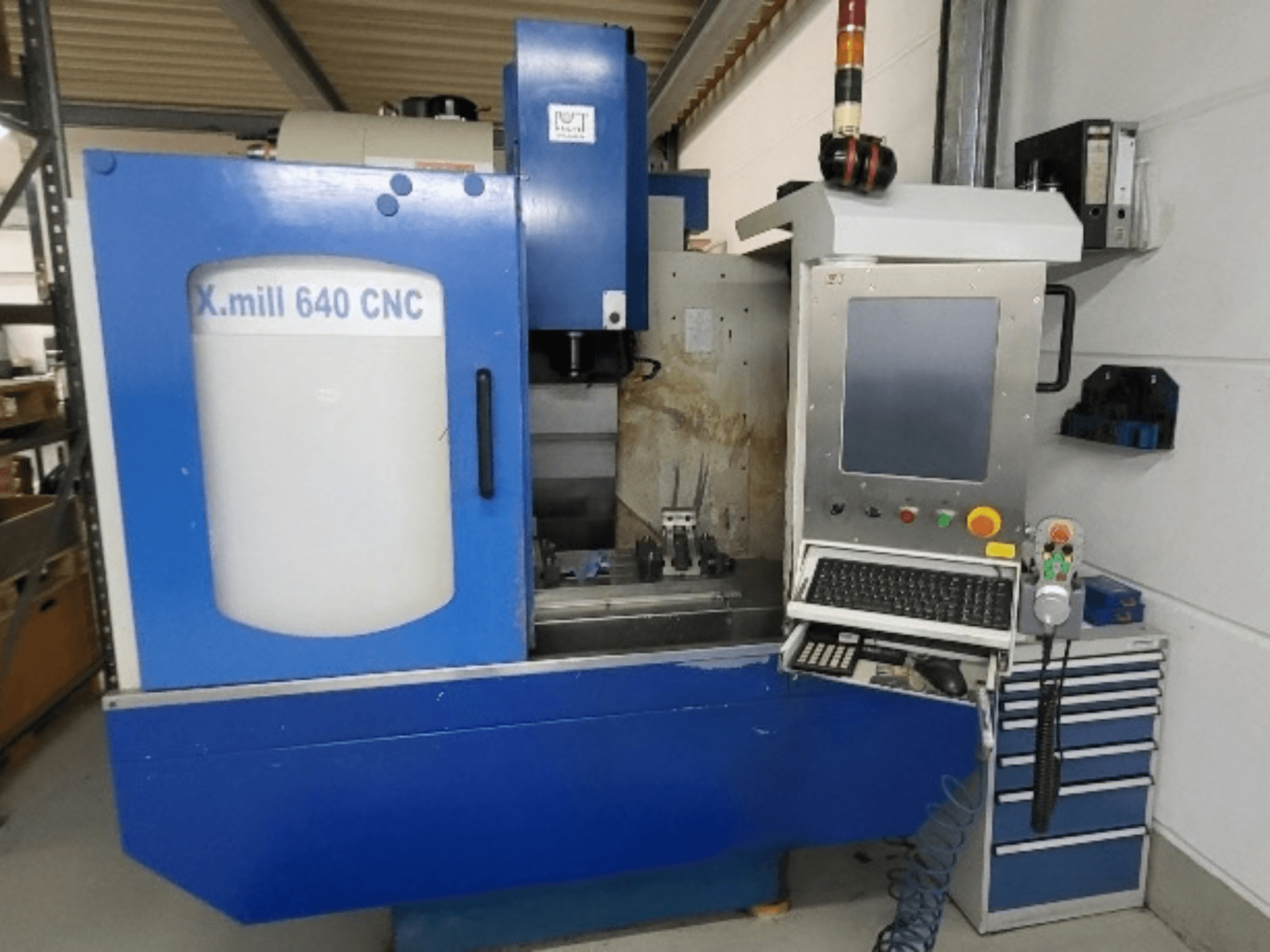 Blauw KNUTH X-mill 640 CNC-verticaal bewerkingscentrum, vooraanzicht met zichtbaar bedieningspaneel en toetsenbord.