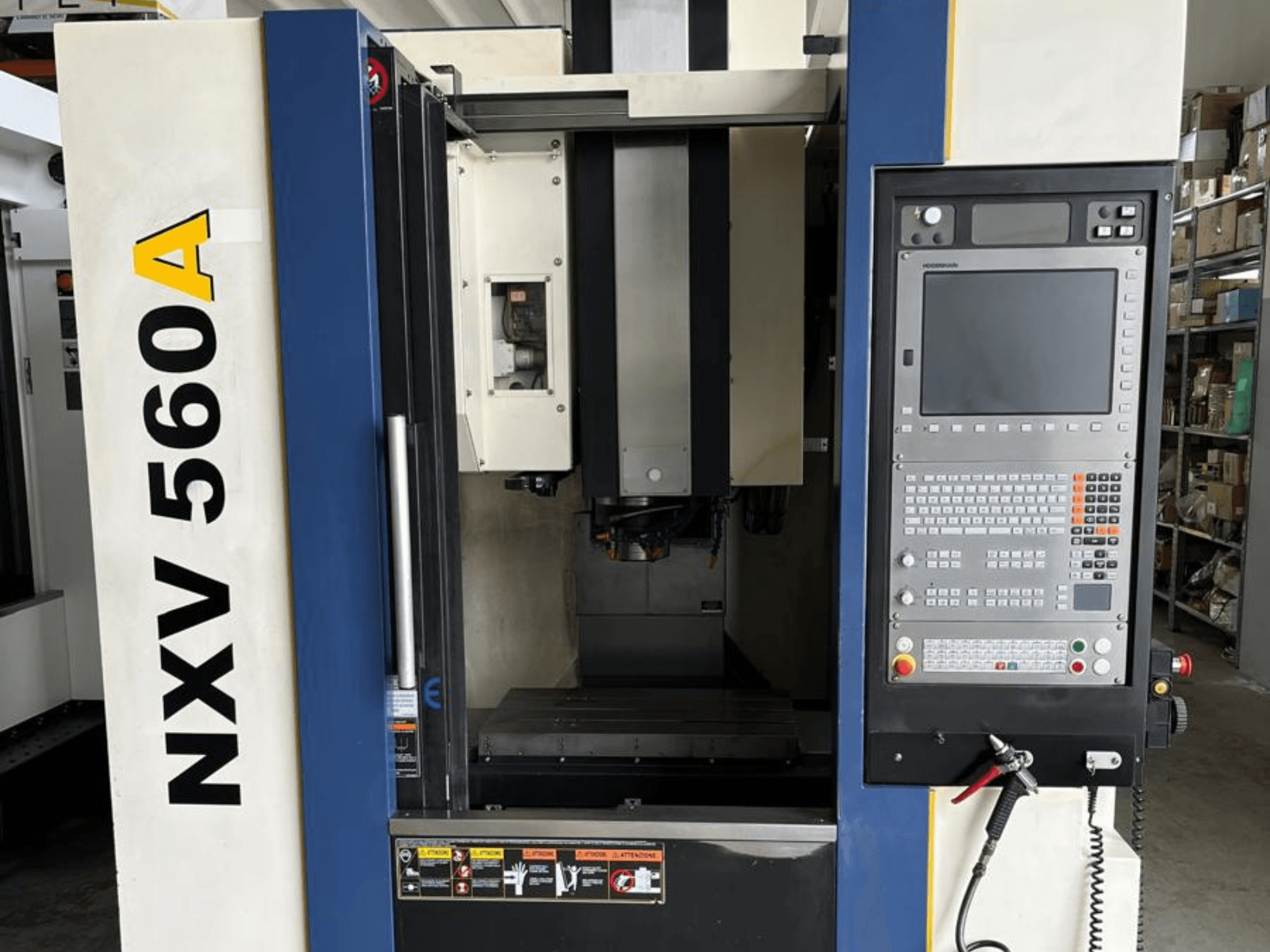 NXV 560A CNC machine gezien vanaf de voorkant, met een bedieningspaneel met knoppen en een digitaal display.