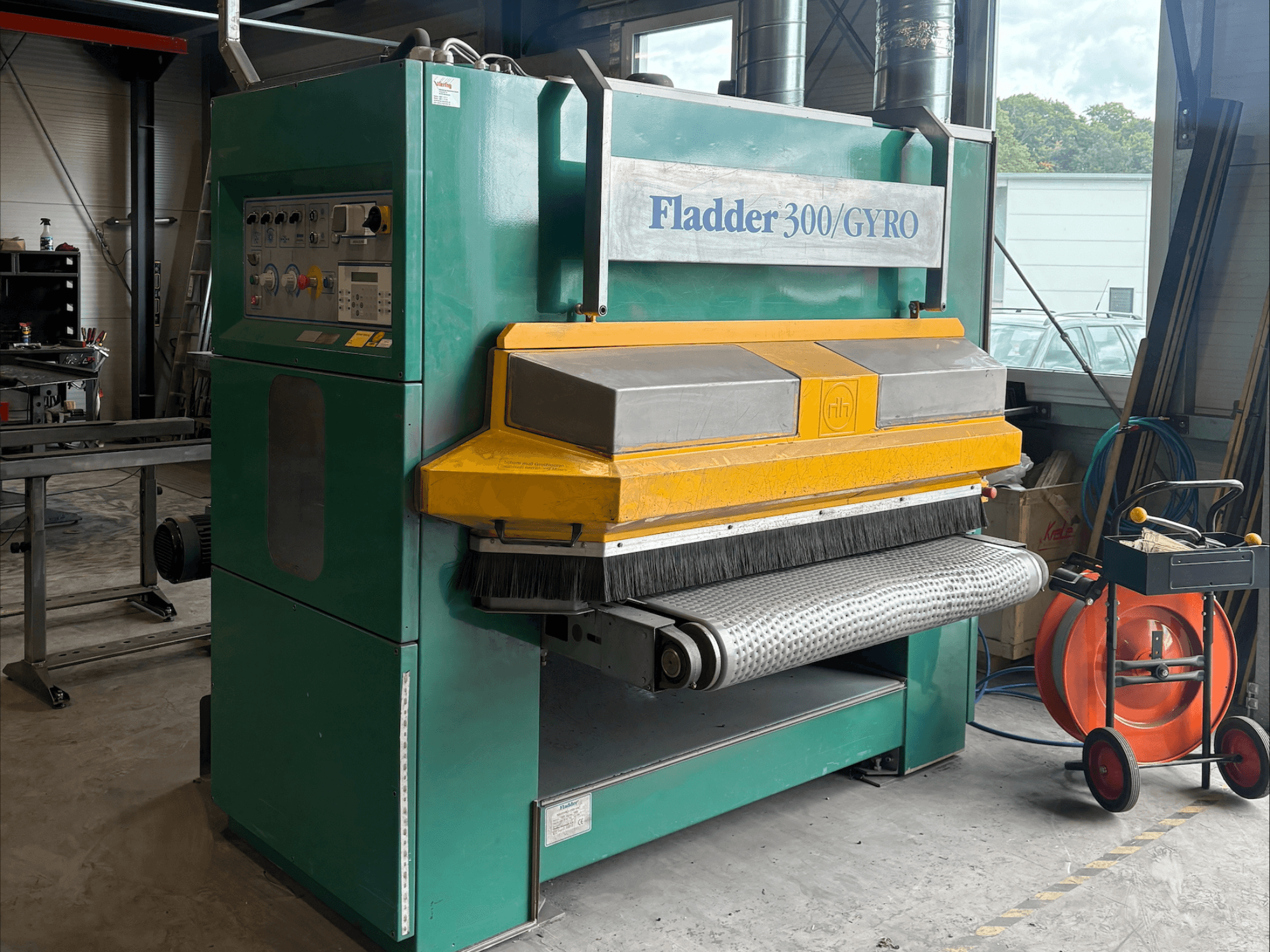 Fladder 300/GYRO industriële schuurmachine in groen en geel, vooraanzicht, met bedieningspaneel en schuurdrum.