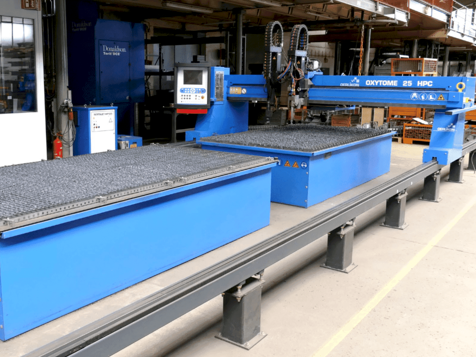 Vooraanzicht van Oerlikon Oxytome 25 HPC machine