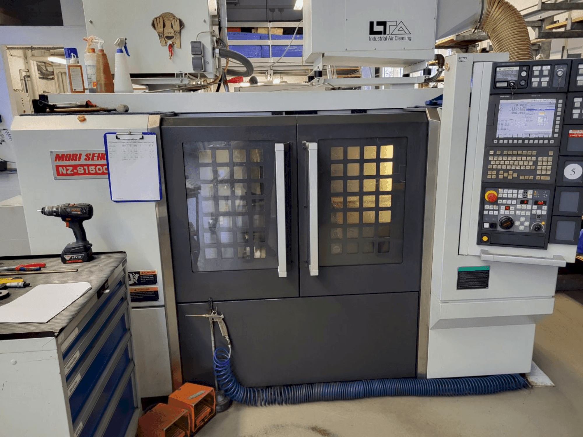 Vooraanzicht van MORI SEIKI NZ-S1500 machine