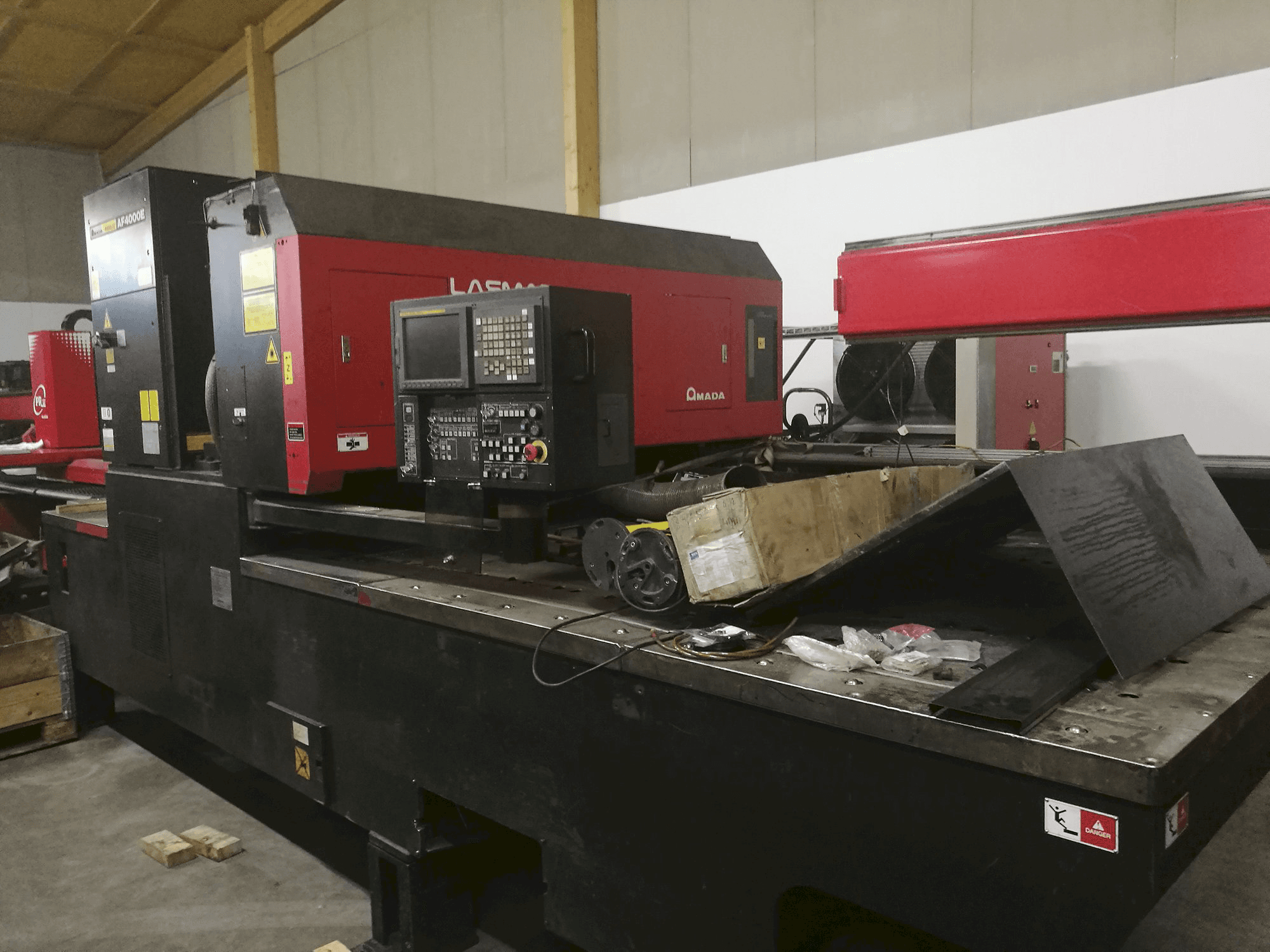 Recht aanzicht van AMADA LC 2415 α3 machine