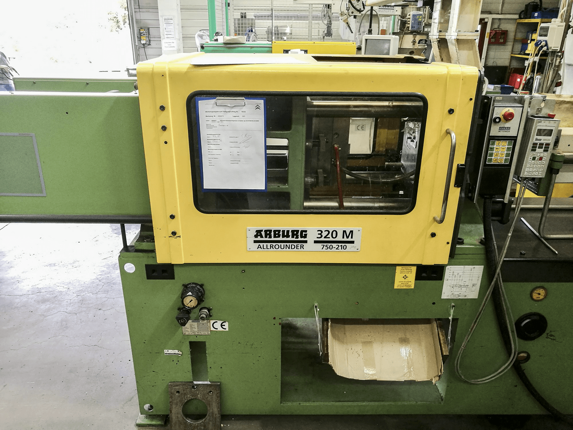 Vooraanzicht van Arburg 320M 750-210 machine