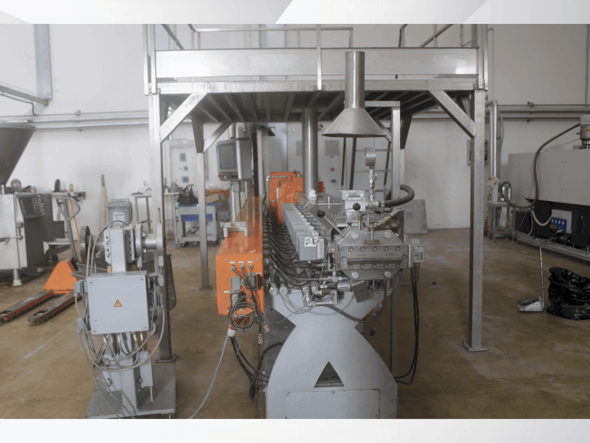 Vooraanzicht van Leistritz ZSE60MAXX-48D machine