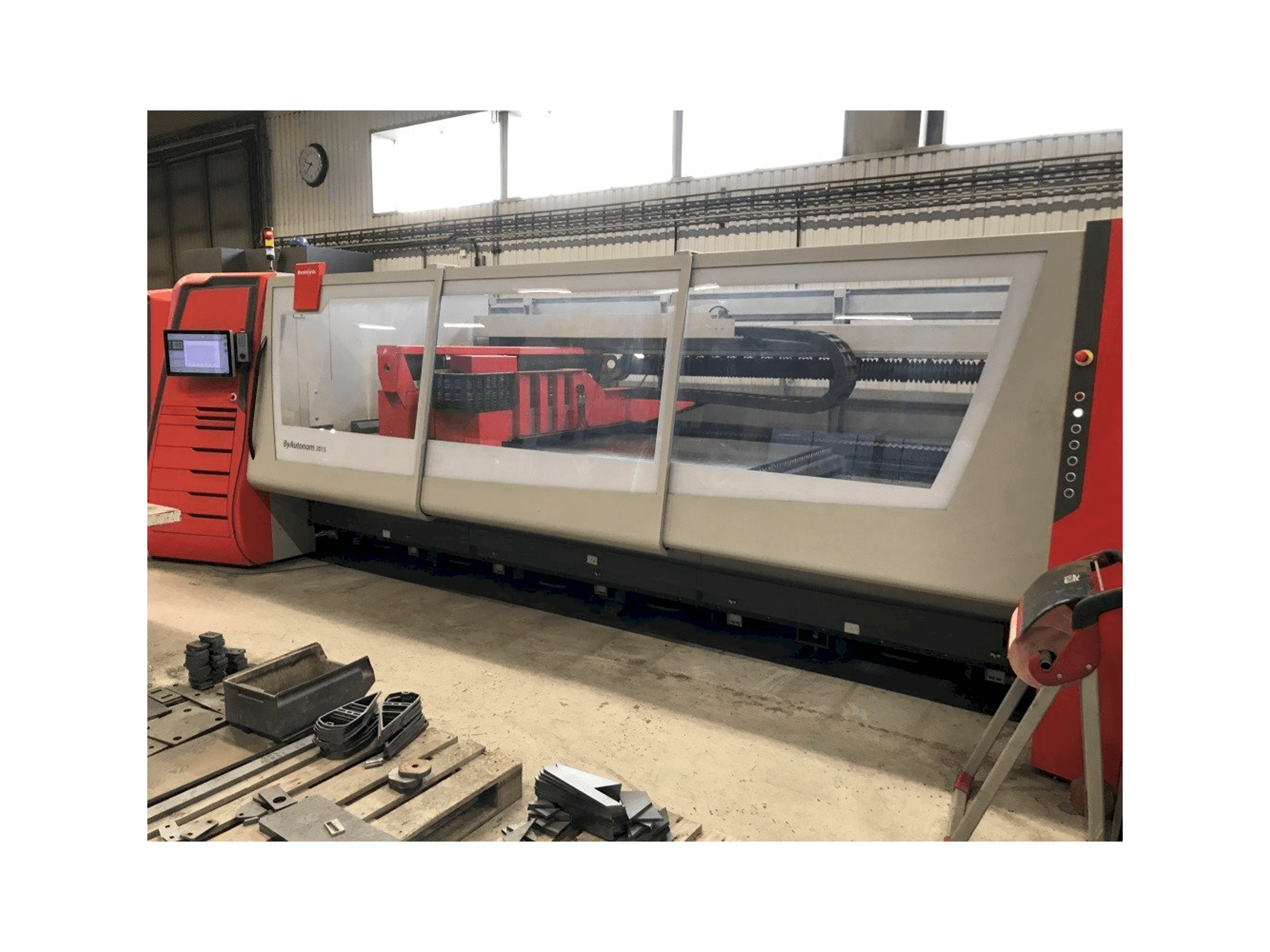 Rechts zijaanzicht van Bystronic ByAutonom 3015 machine