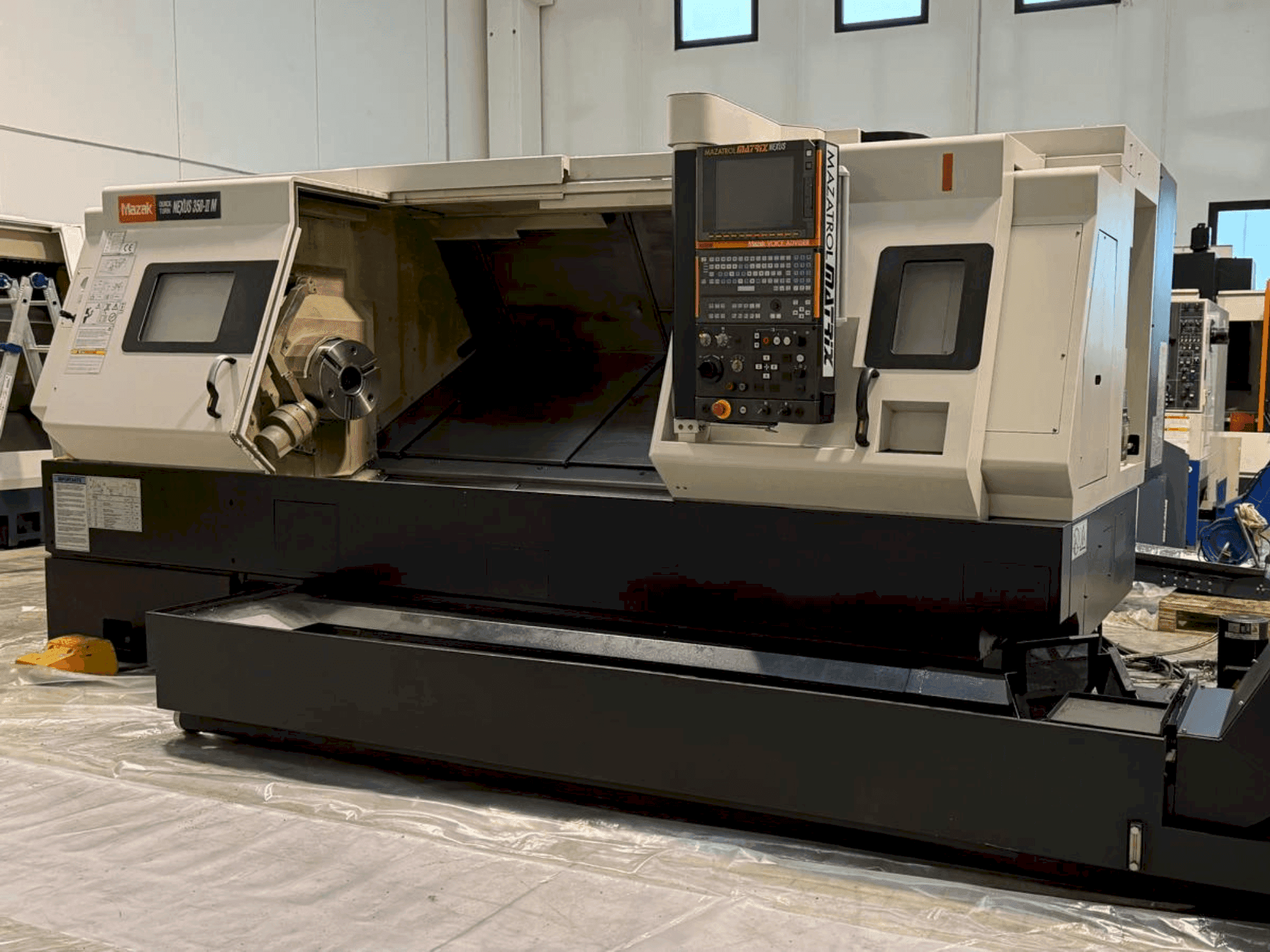 Vooraanzicht van Mazak QT Nexus 350 II M machine