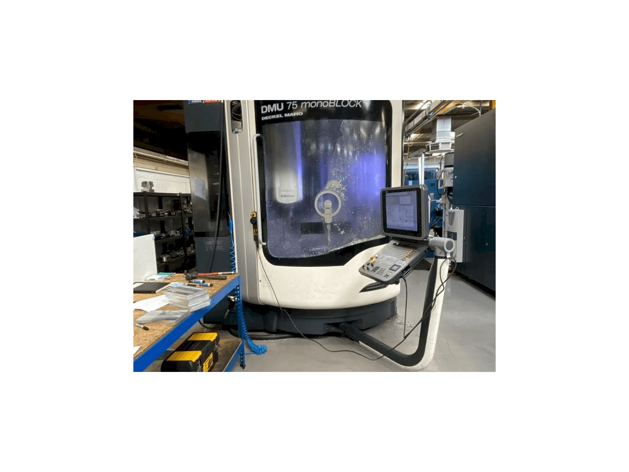 Vooraanzicht van DMG MORI DMU75 monoBLOCK machine