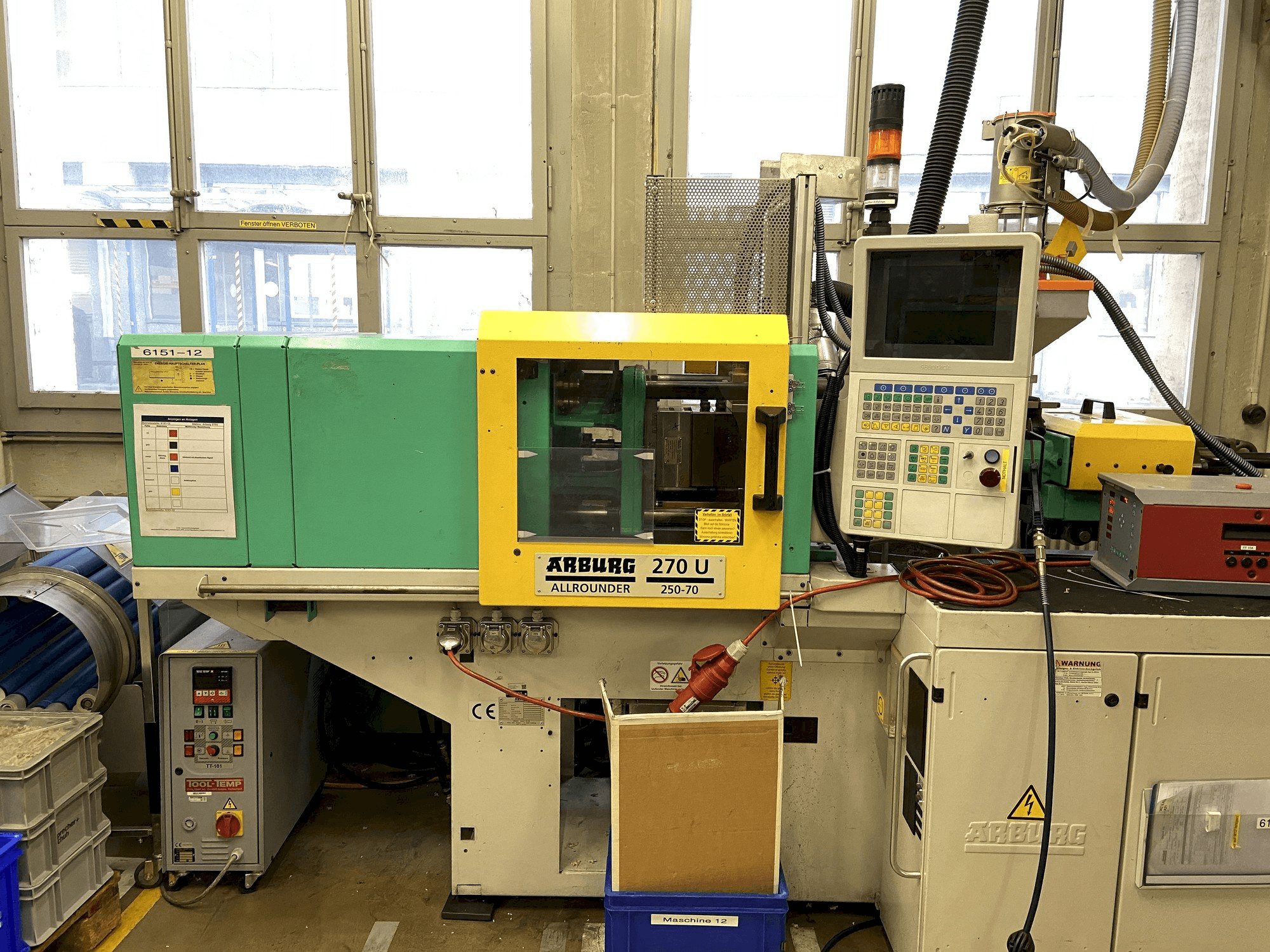 Vooraanzicht van Arburg 270 U 250-70 machine