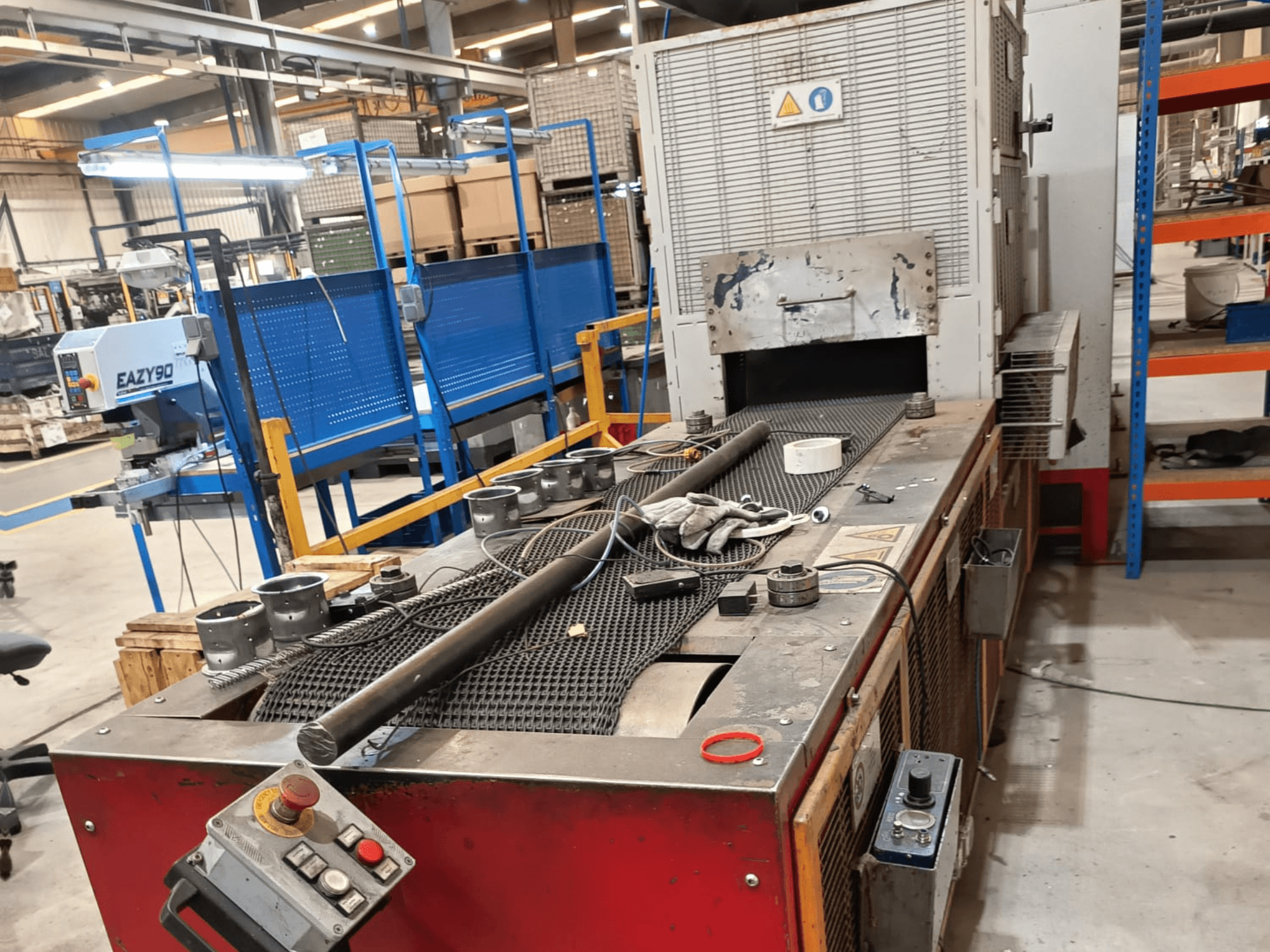 SCAME-soldeerlijn 50-20-350-GI-DR, zijaanzicht met weergave van de bedieningselementen, metalen staven en de inrichting van de werkruimte in een industriële omgeving.