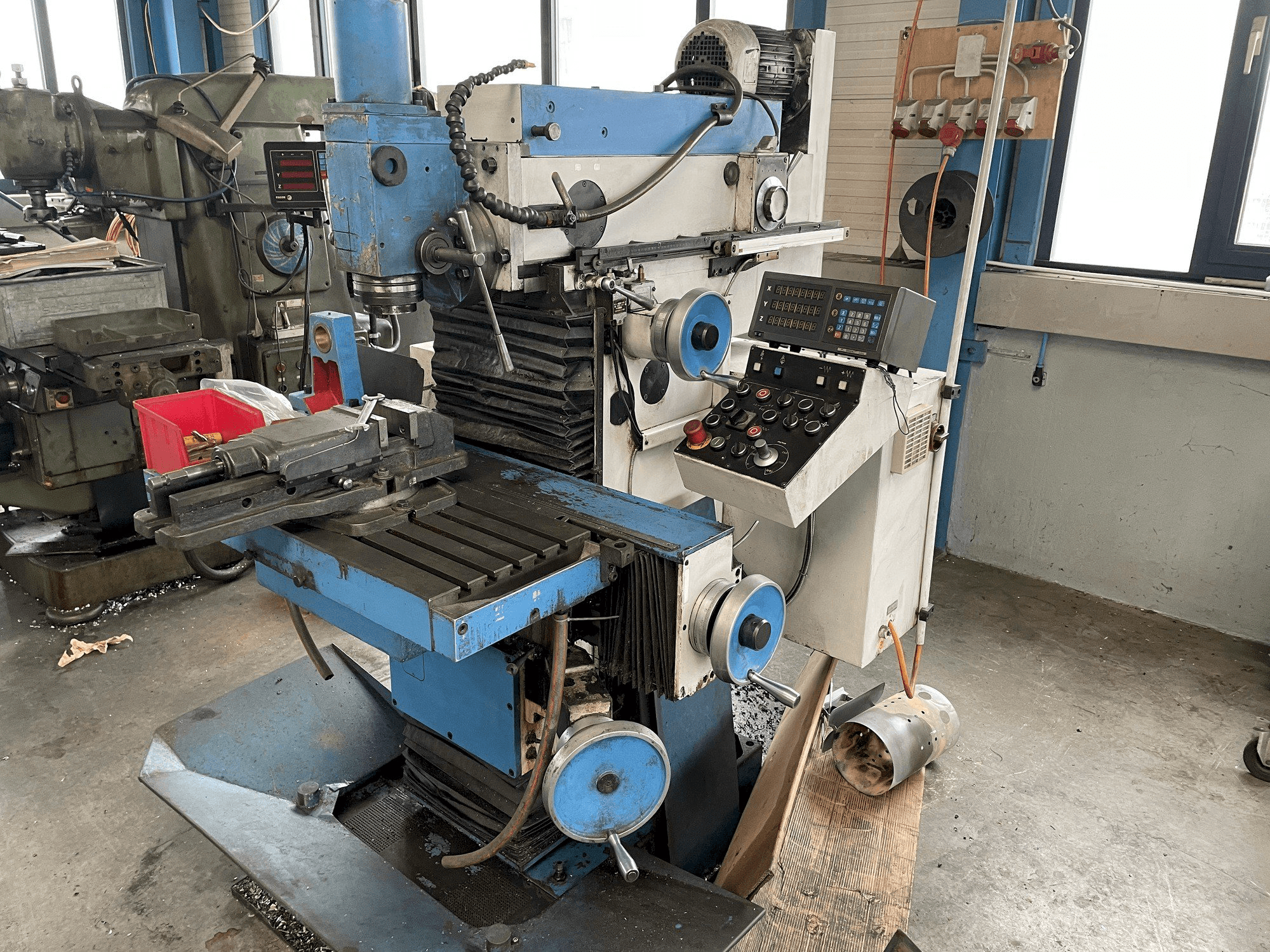 Vooraanzicht van KNUTH WF 5 machine