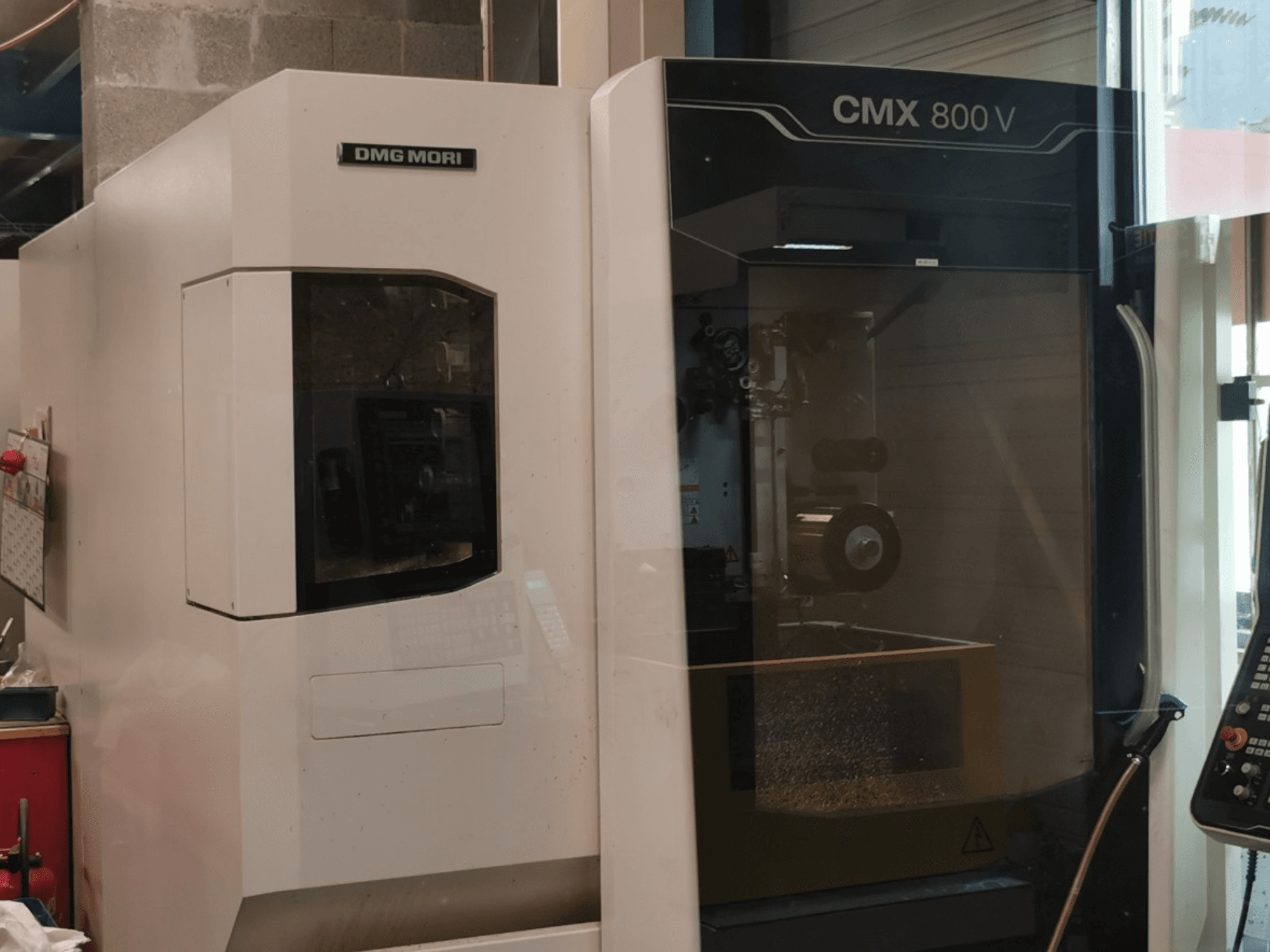 DMG Mori Seiki CMX 800 V verticaal bewerkingscentrum, vooraanzicht met het bedieningspaneel en het werkgebied, waarbij de gereedschappen zichtbaar zijn.