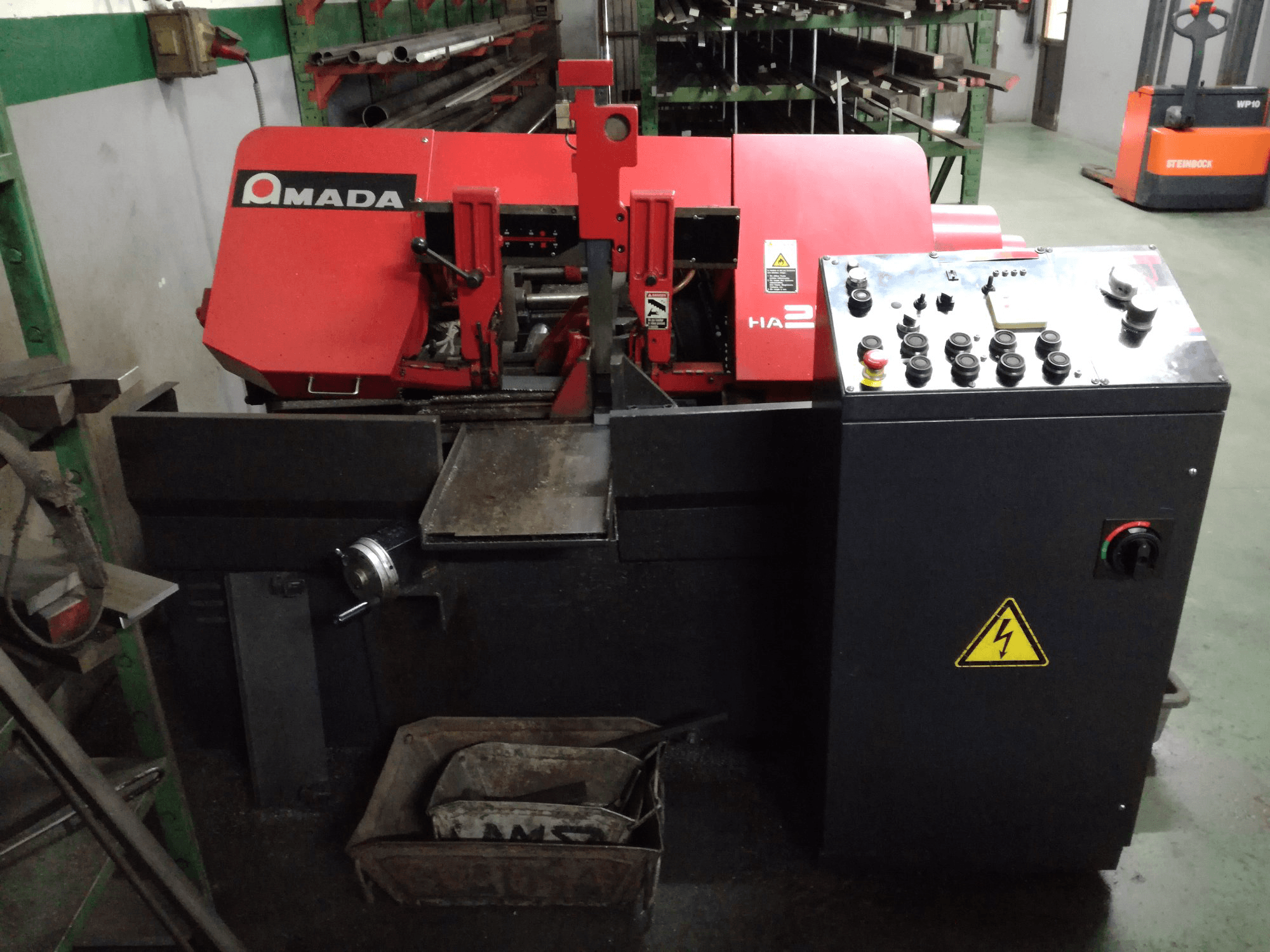 Vooraanzicht van AMADA HA-250W machine