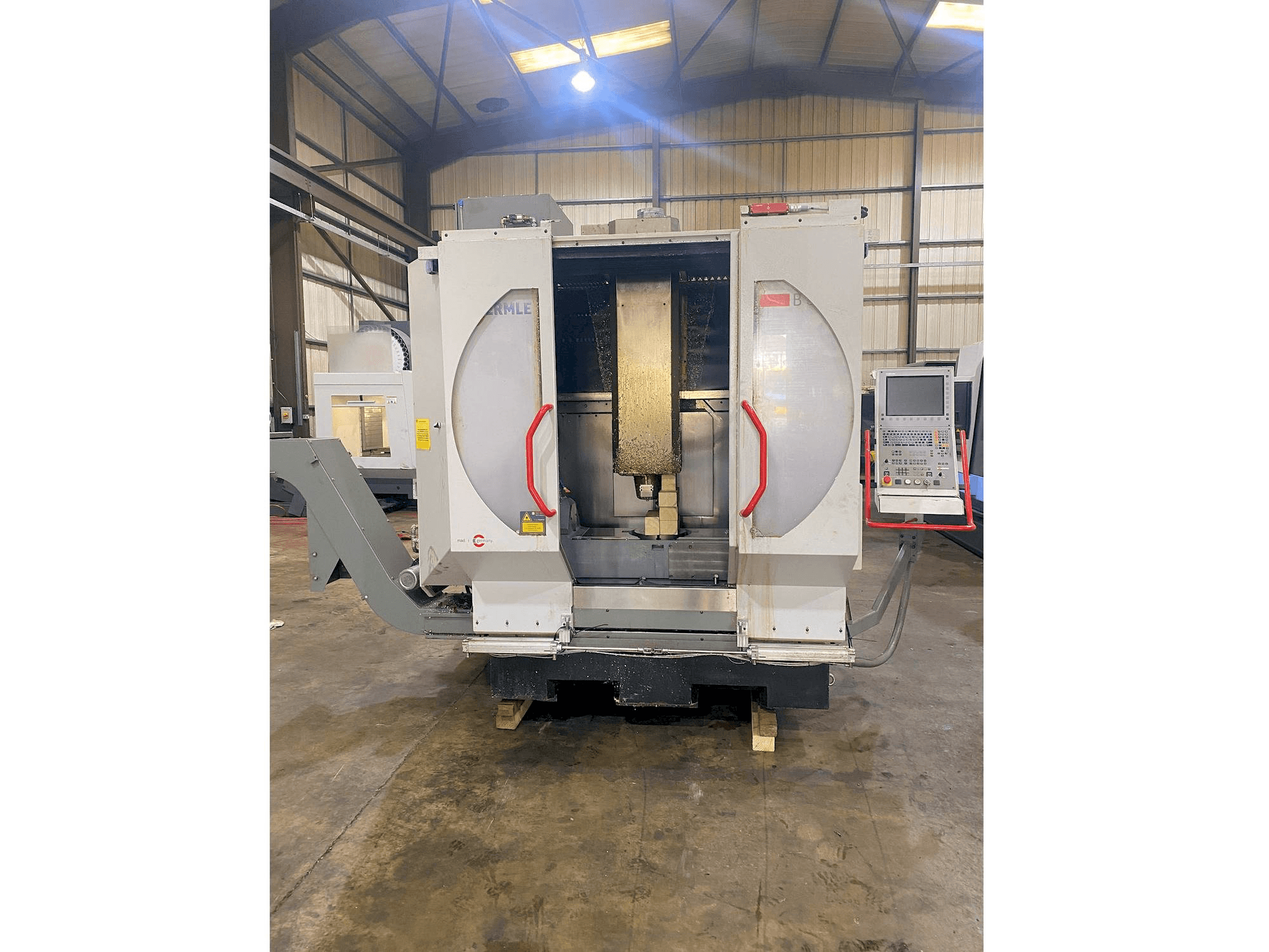 Vooraanzicht van HERMLE B 300 U machine