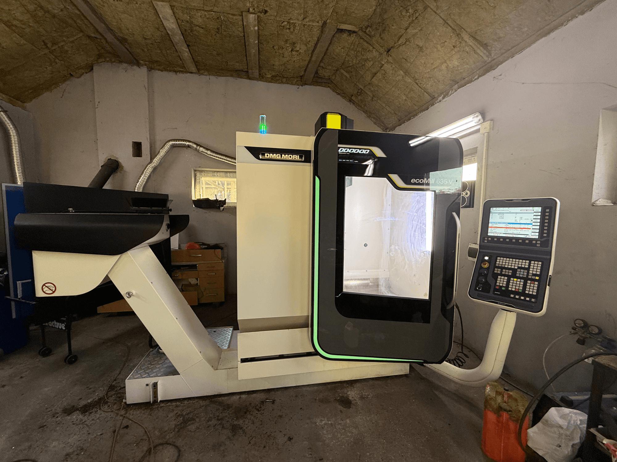 DMG 635 V Ecoline verticaal bewerkingscentrum, vooraanzicht met bedieningspaneel, toont bewerkingsgebied en modern ontwerp.