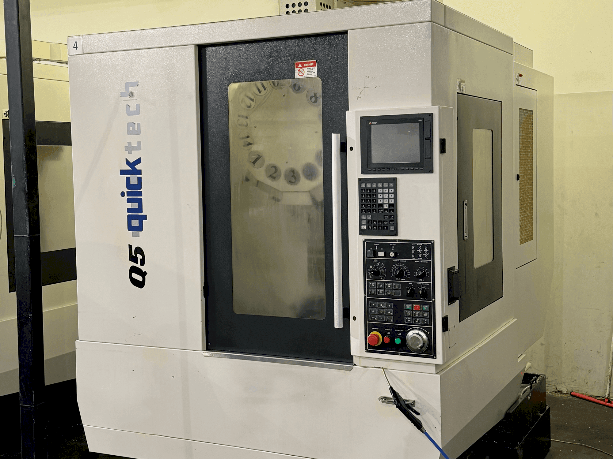 Vooraanzicht van Quick-Tech Q5 machine